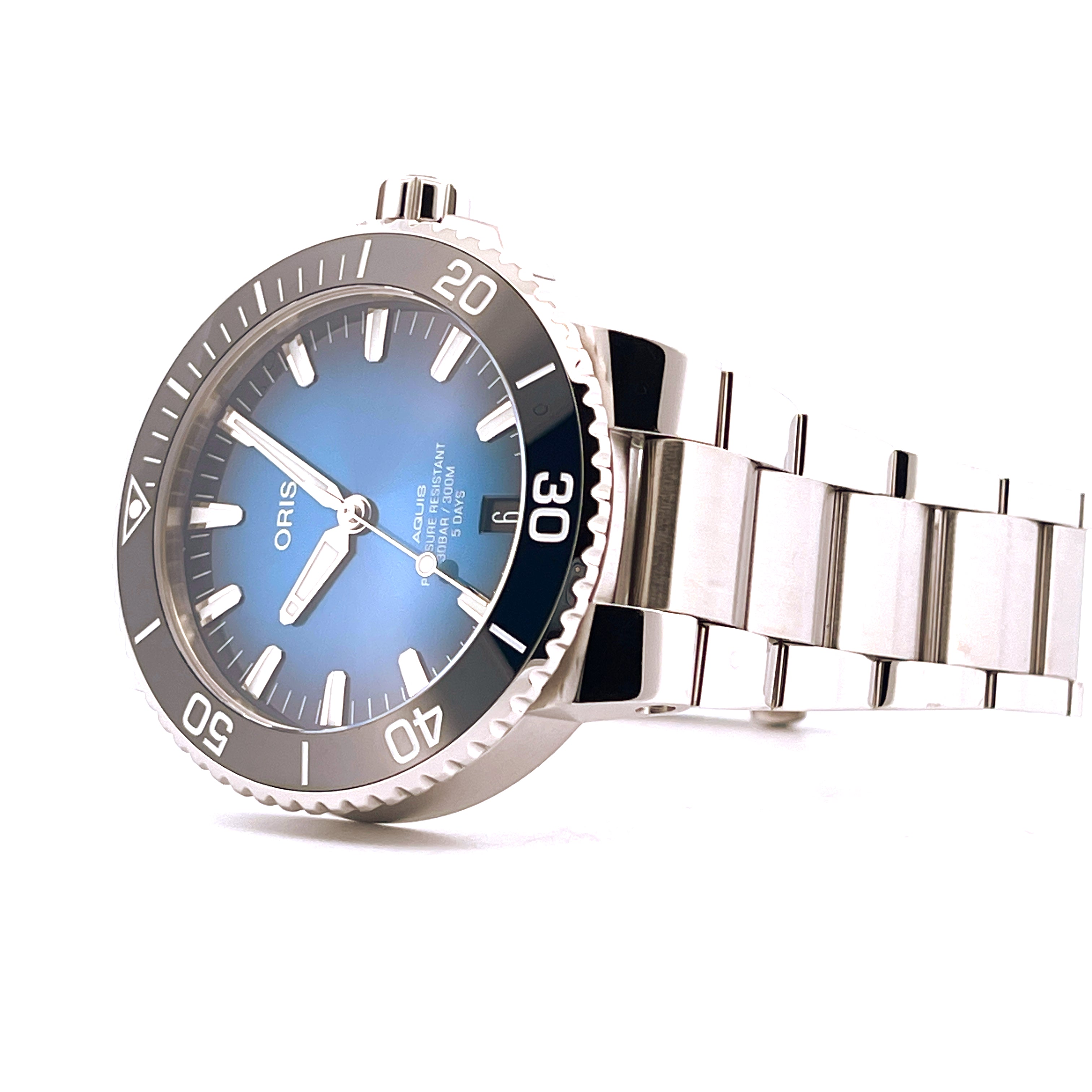 Oris Aquis Date Calibre 400 Uhr mit blauem Zifferblatt und Edelstahlarmband im Dreiviertelprofil auf weißem Hintergrund