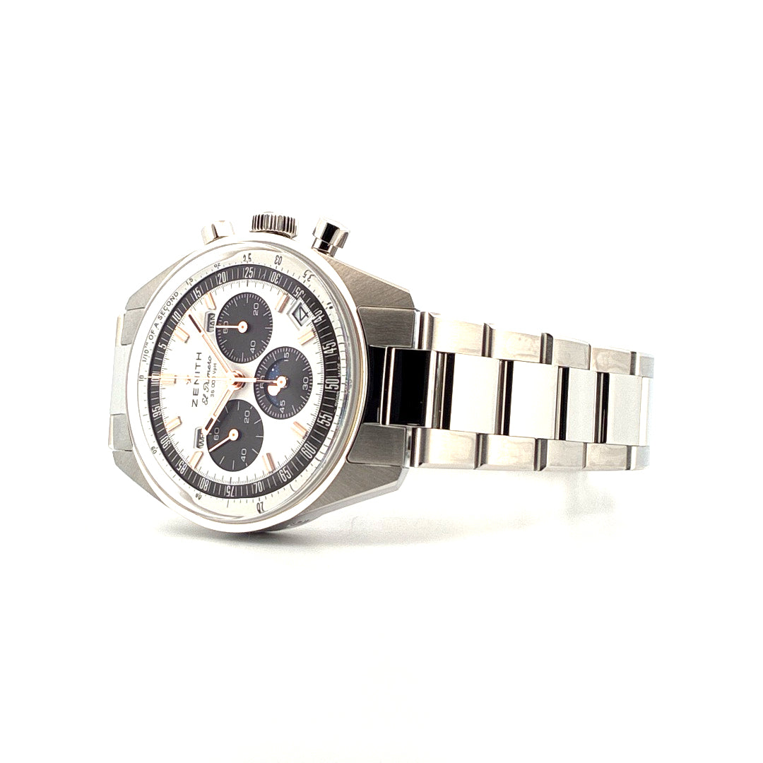 Zenith Chronomaster Original Triple Calendar mit Edelstahlarmband auf weißem Hintergrund