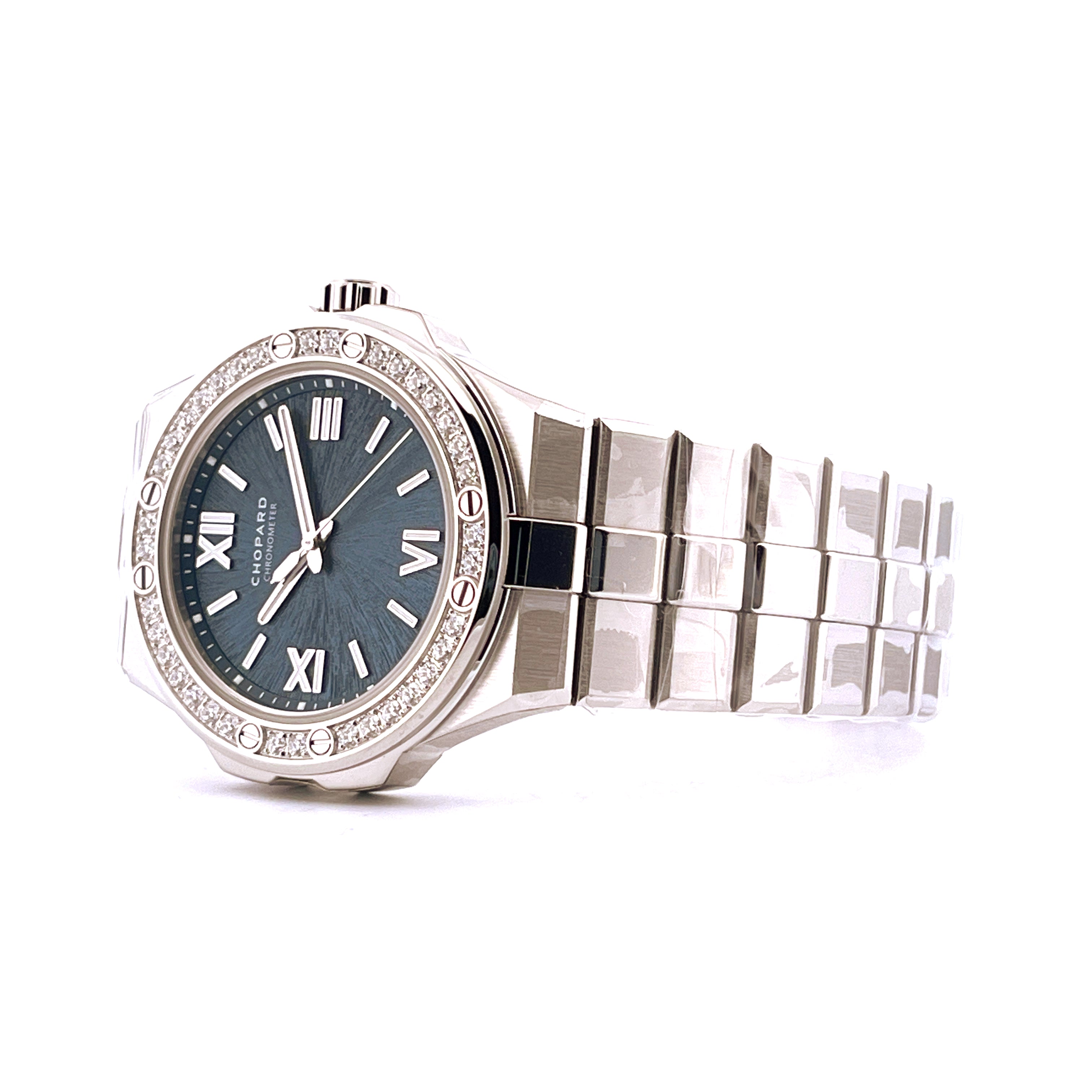 Chopard Alpine Eagle 33mm Edelstahl Automatik auf weißem Hintergrund im Seitenprofil