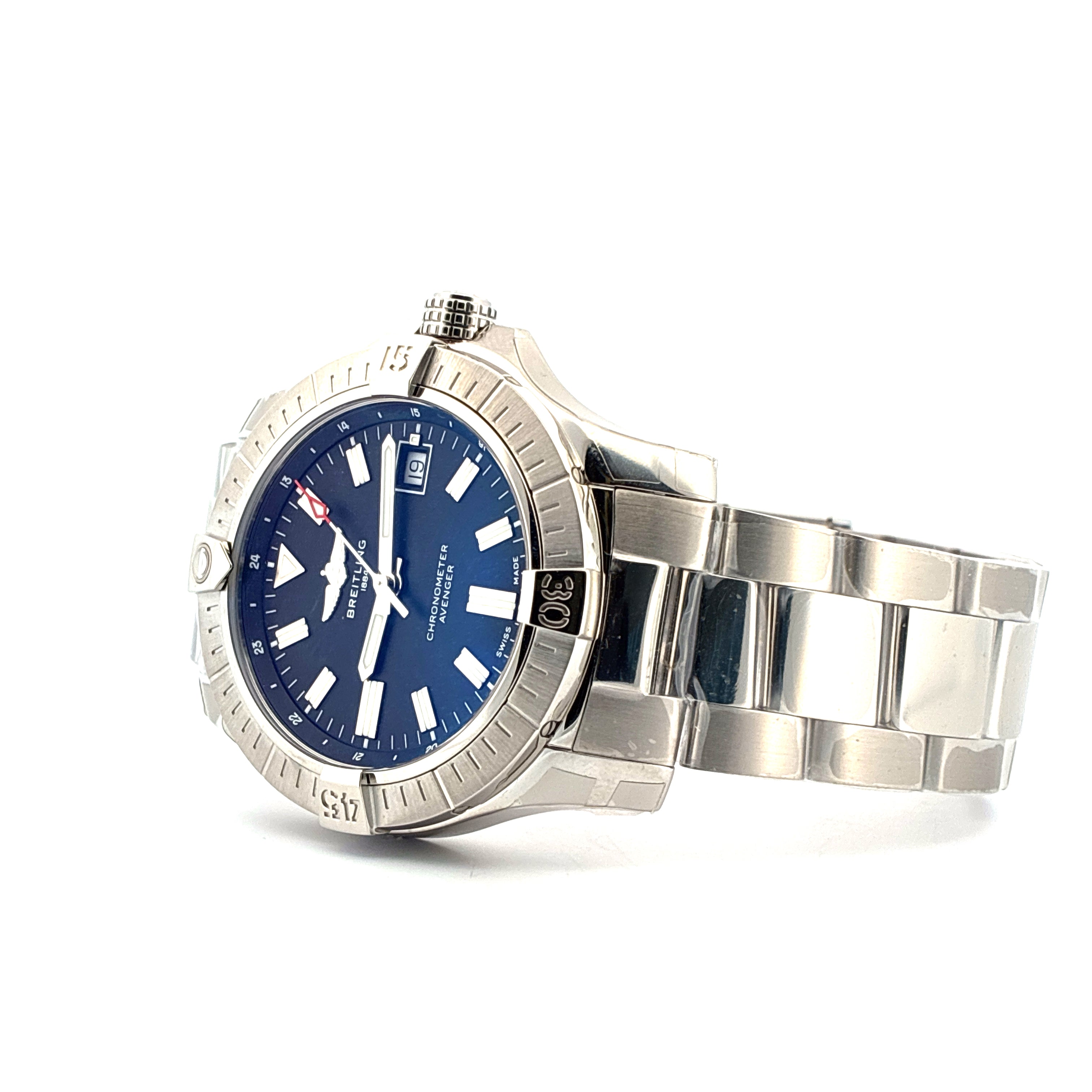 Breitling Avenger Automatic 43 Stahluhr mit blauem Zifferblatt und Stahlarmband in Seitenansicht auf weißem Hintergrund