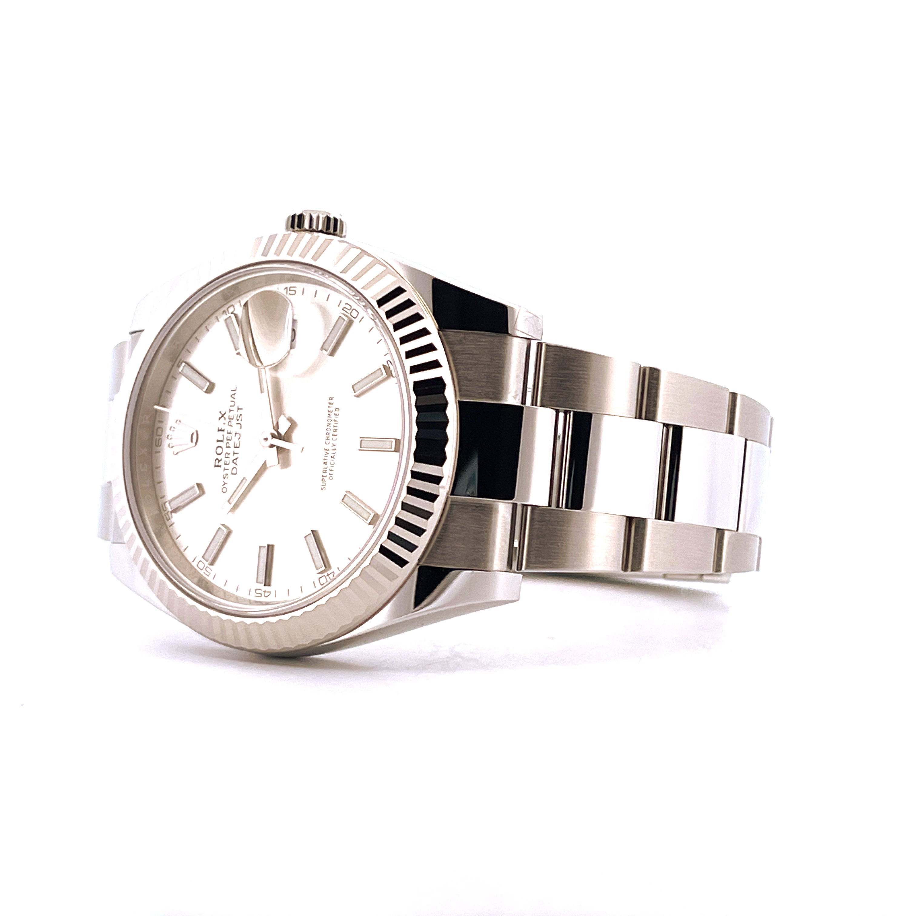 Rolex Datejust 41 aus Stahl mit silbernem Zifferblatt im Halbprofil auf weißem Hintergrund