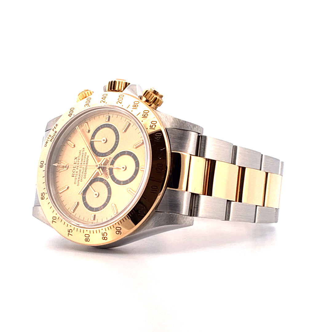 Rolex Daytona Bicolor (1991) Automatik-Uhr mit goldenem Zifferblatt und bicolor-Armband im Seitenprofil vor weissem Hintergrund