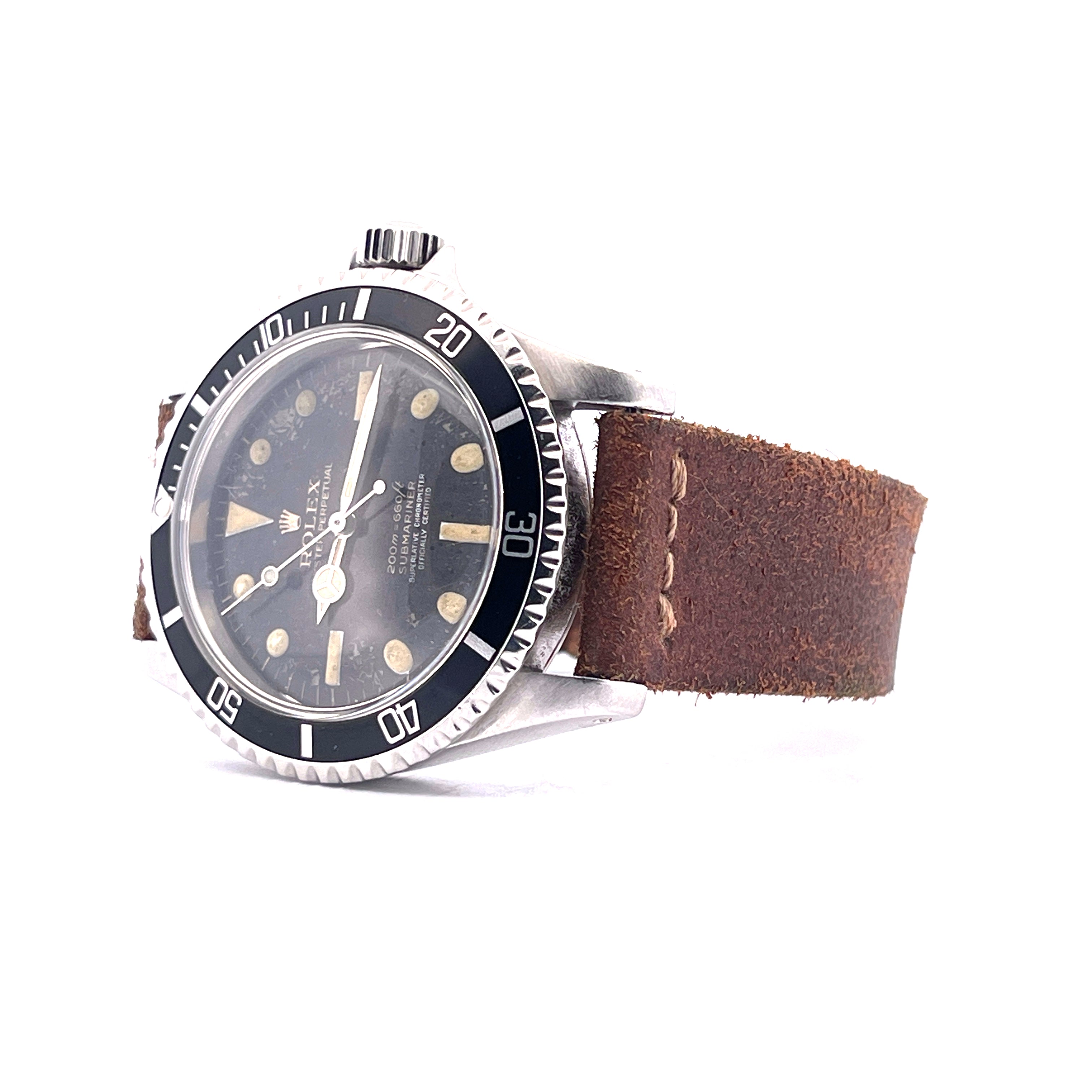 Rolex Submariner Ref. 5512 mit dunklem Zifferblatt und braunem Lederarmband im Seitenprofil