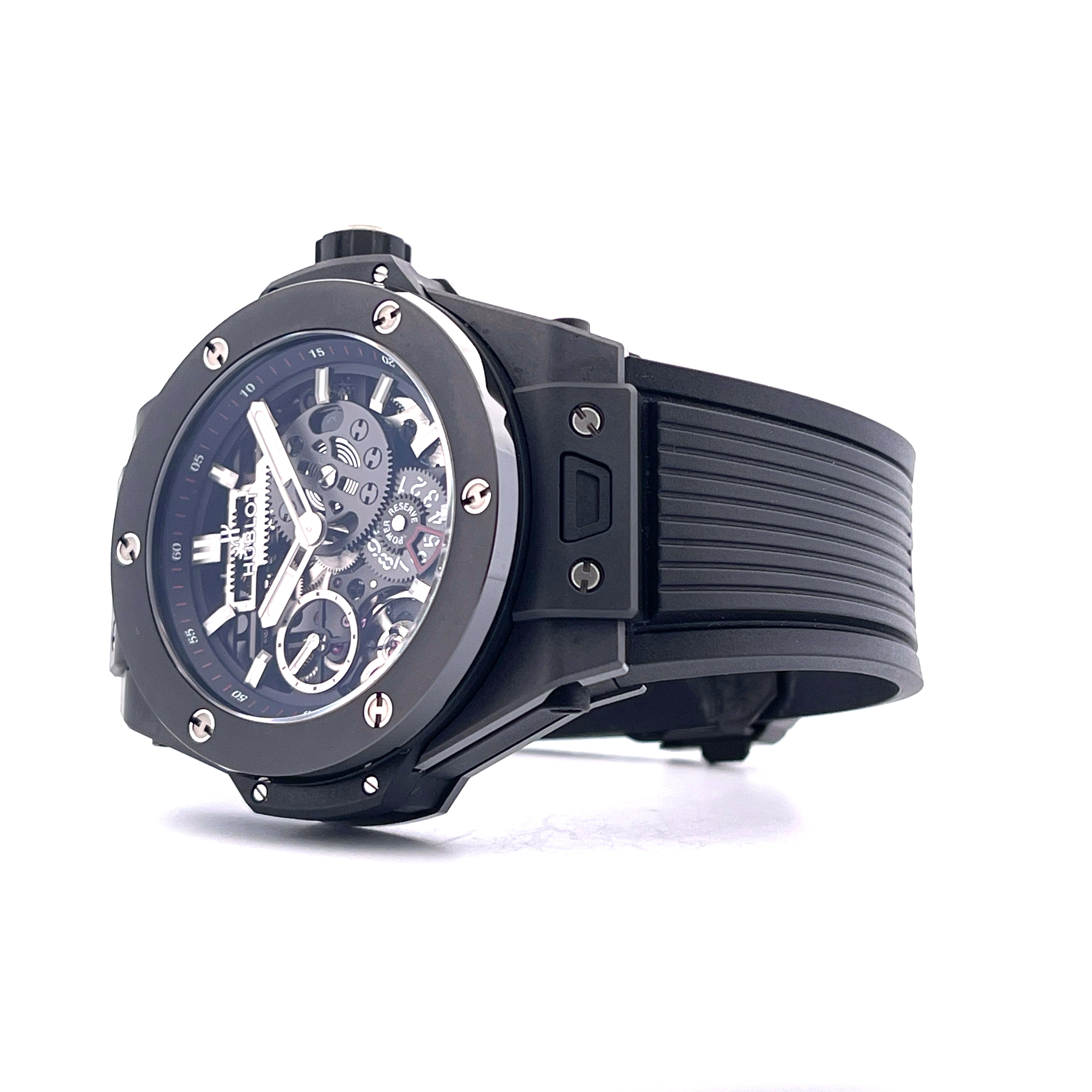 Hublot Big Bang MECA 10 45 mm Keramik Uhr mit offenem Zifferblatt und schwarzem Kautschukband auf weißem Hintergrund