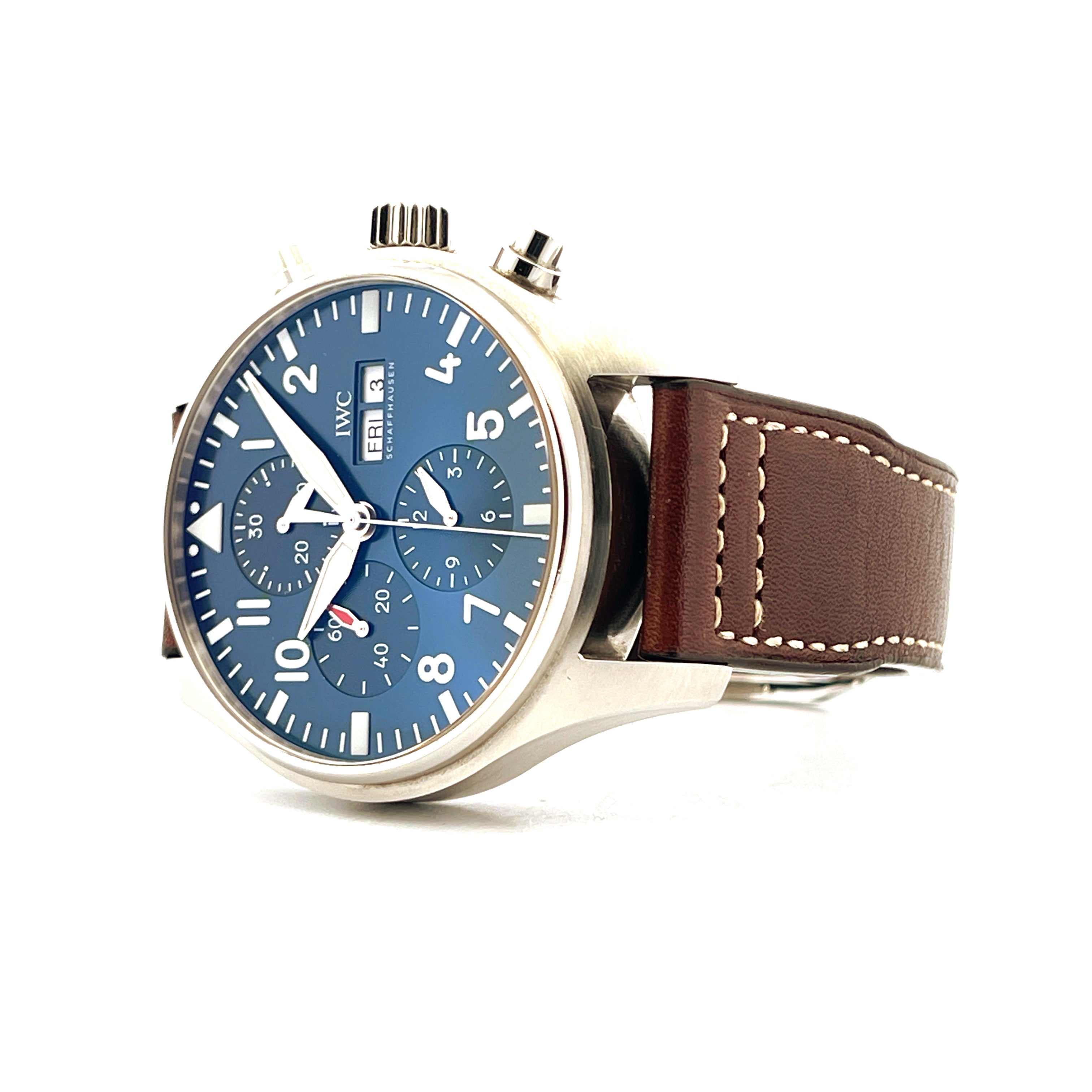 IWC Pilot Chronograph Le Petit Prince Blue Automatik 43mm Edelstahl braunes Lederarmband auf weißem Hintergrund
