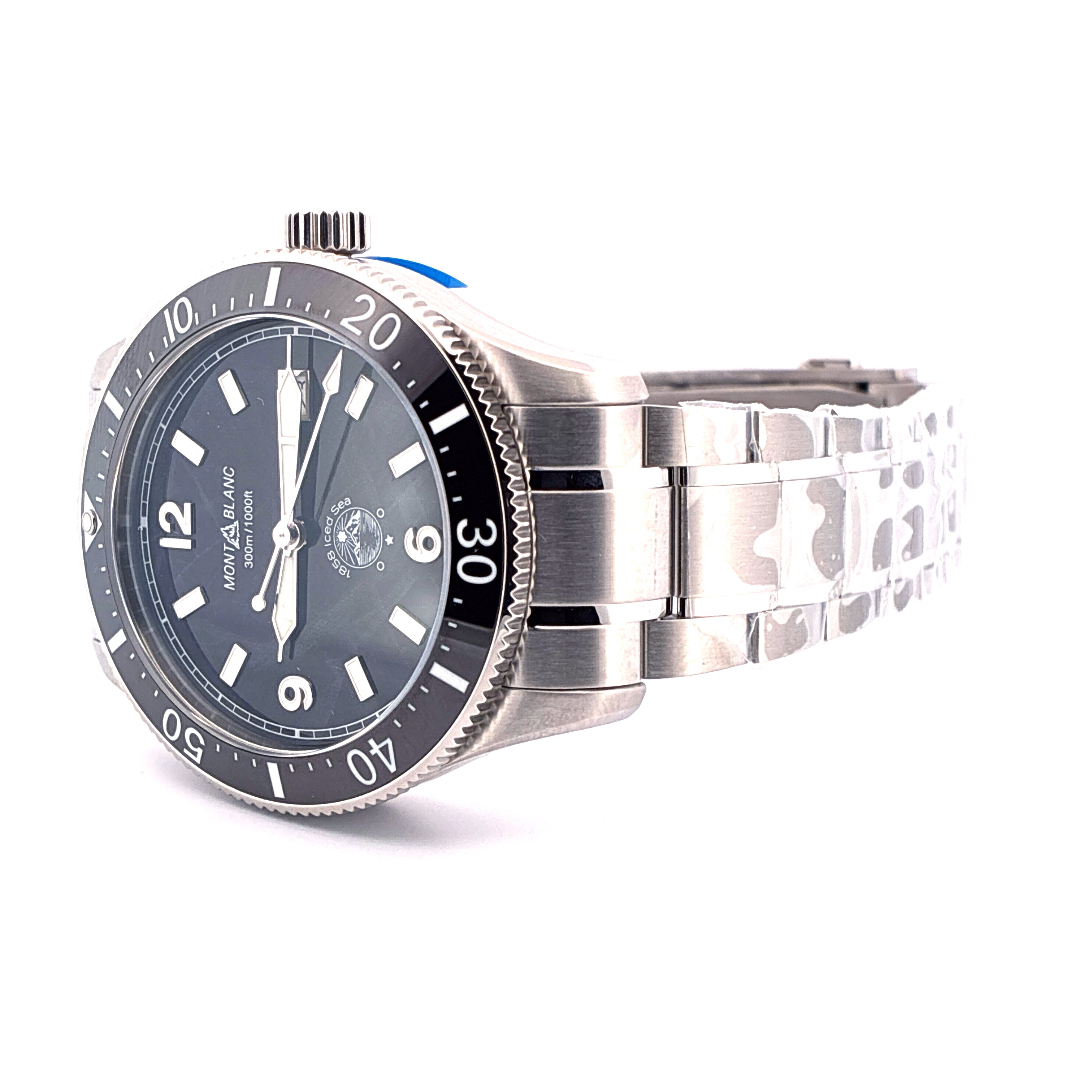 Montblanc 1858 Iced Sea Automatic Date aus Stahl mit blauem Zifferblatt und Stahlarmband
