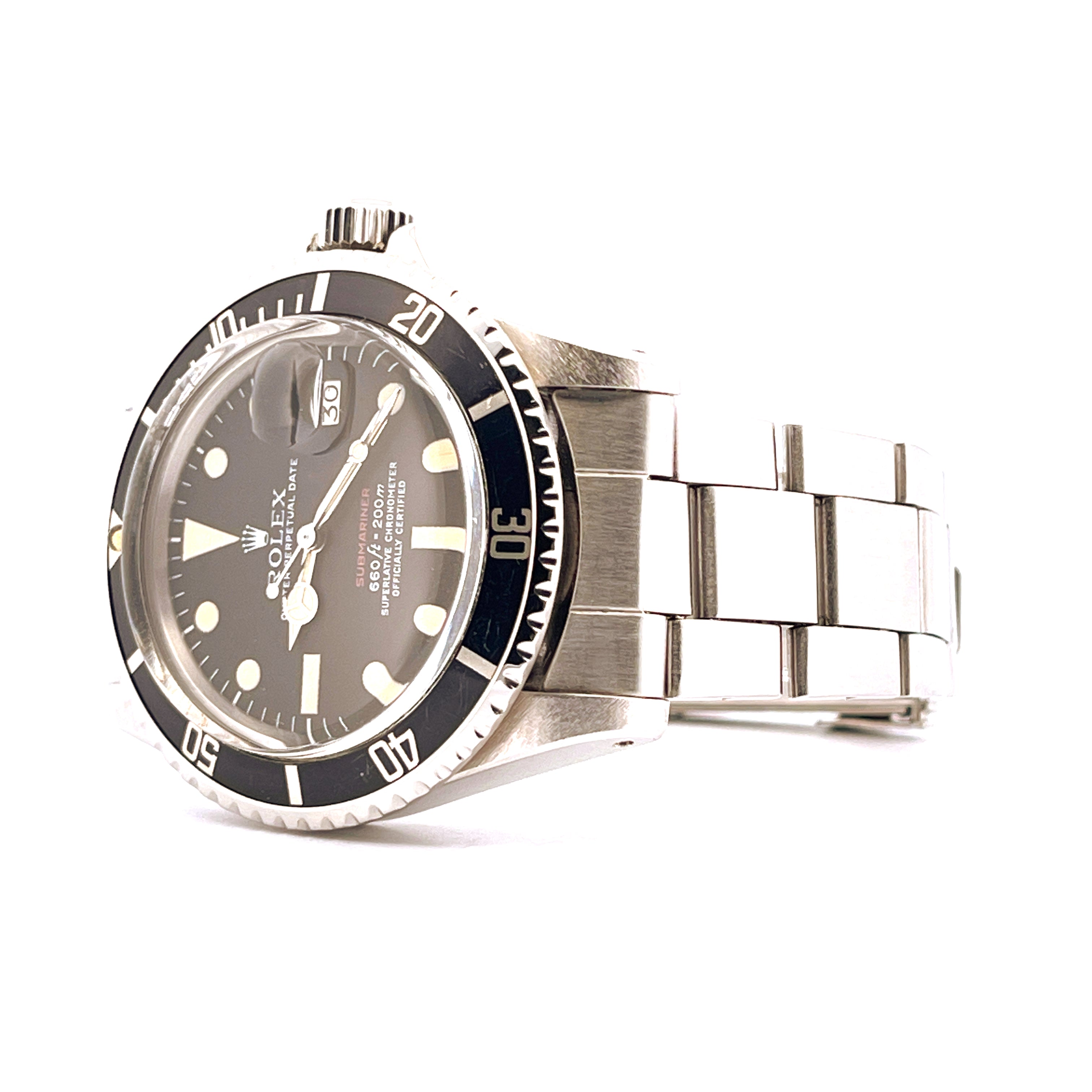 Rolex Submariner Date MK5 Ref 1680 von 1972 im Detail von rechts mit Stahlarmband auf weißem Hintergrund