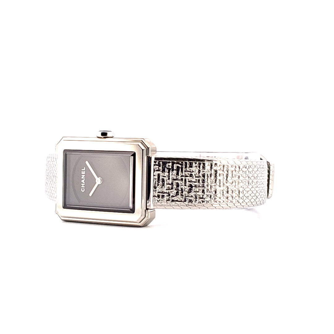 Eine Chanel Boyfriend Uhr aus Edelstahl mit Quarzwerk und grauem Zifferblatt
