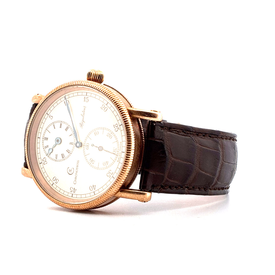 Chronoswiss Regulateur Bronze 2025 Seitenansicht mit braunem Lederarmband und weißem Zifferblatt