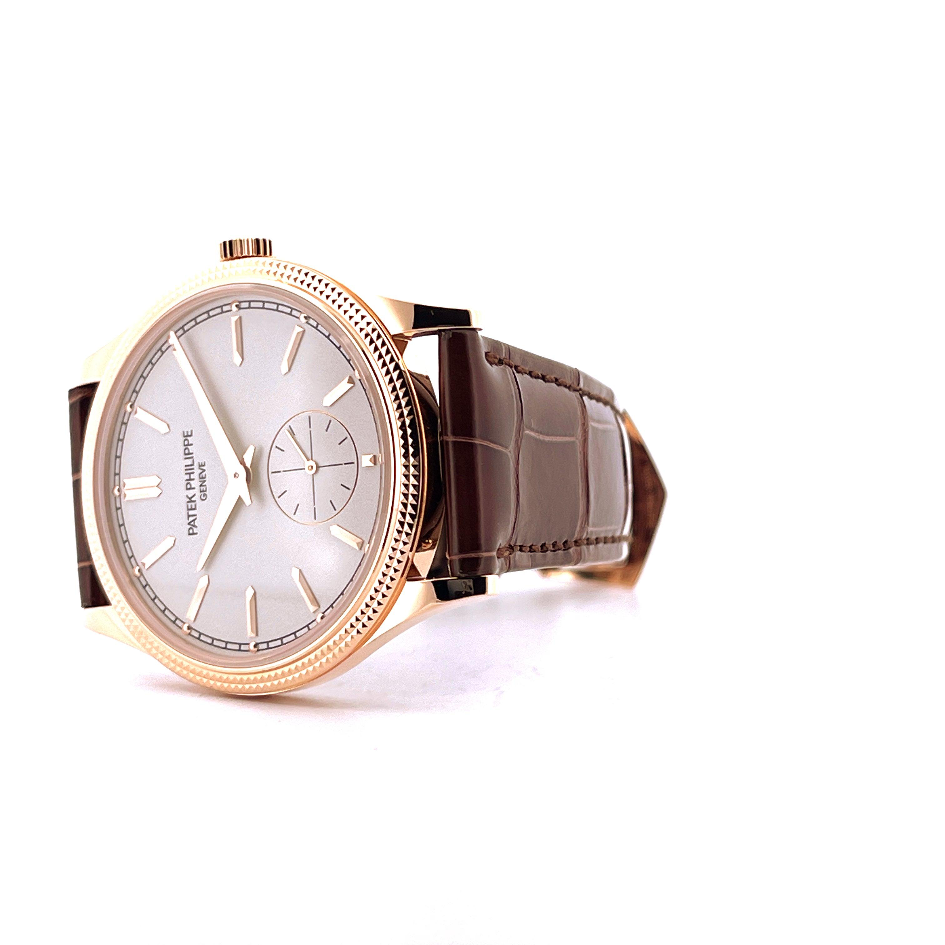 Patek Philippe Calatrava 6119R-001 in Roségold mit braunem Krokodillederarmband auf weißem Hintergrund
