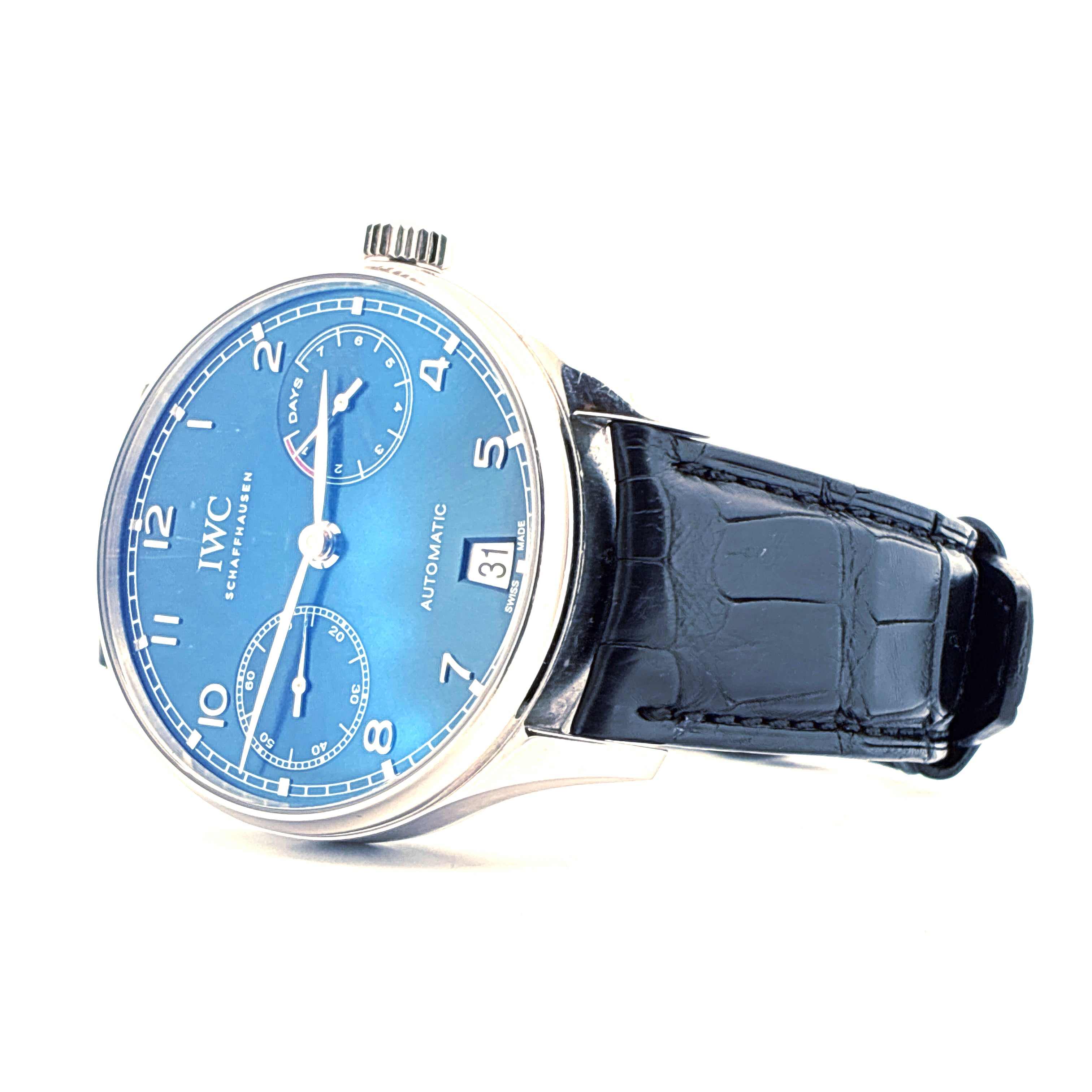 IWC Portugieser Automatik Uhr mit blauem Zifferblatt und schwarzem Lederarmband, Ansicht von rechts auf weissem Hintergrund