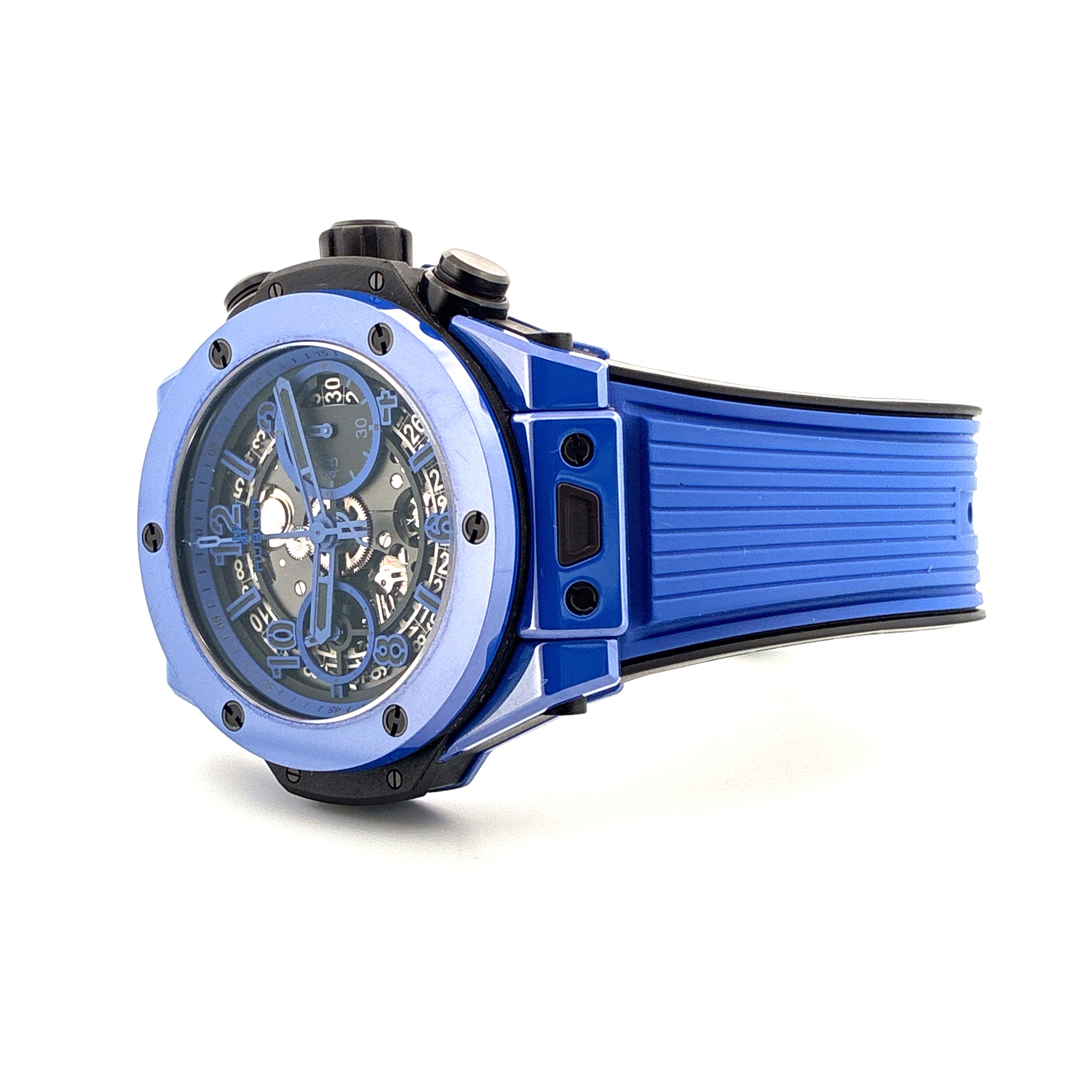 Hublot Big Bang Unico 42 mm blaue Keramik Skelettuhr mit blauem Kautschukband auf weißem Hintergrund
