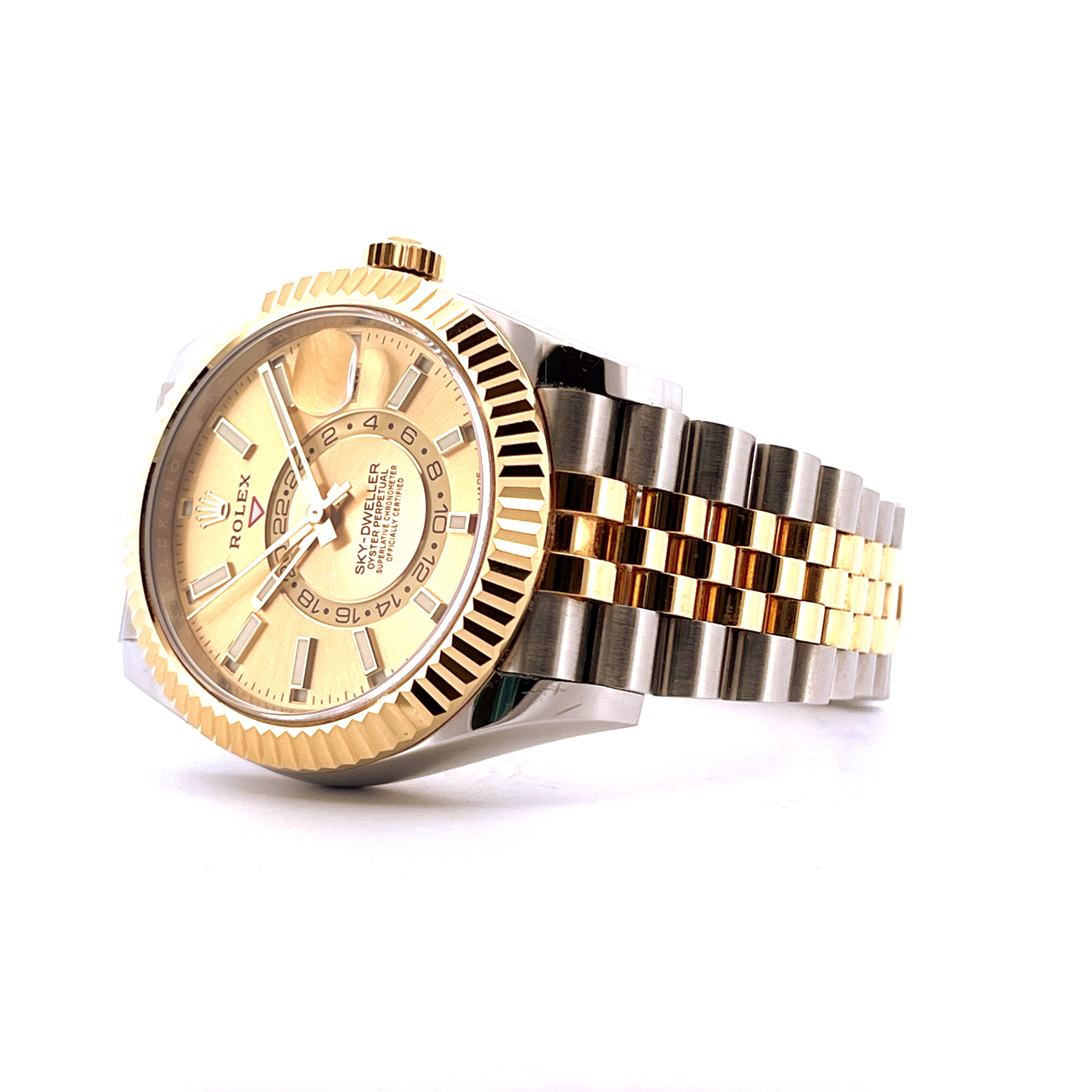 Rolex Sky-Dweller Steel & Gold Jubilee im Profil auf weißem Hintergrund, goldfarbenes Zifferblatt, Bicolor-Armband