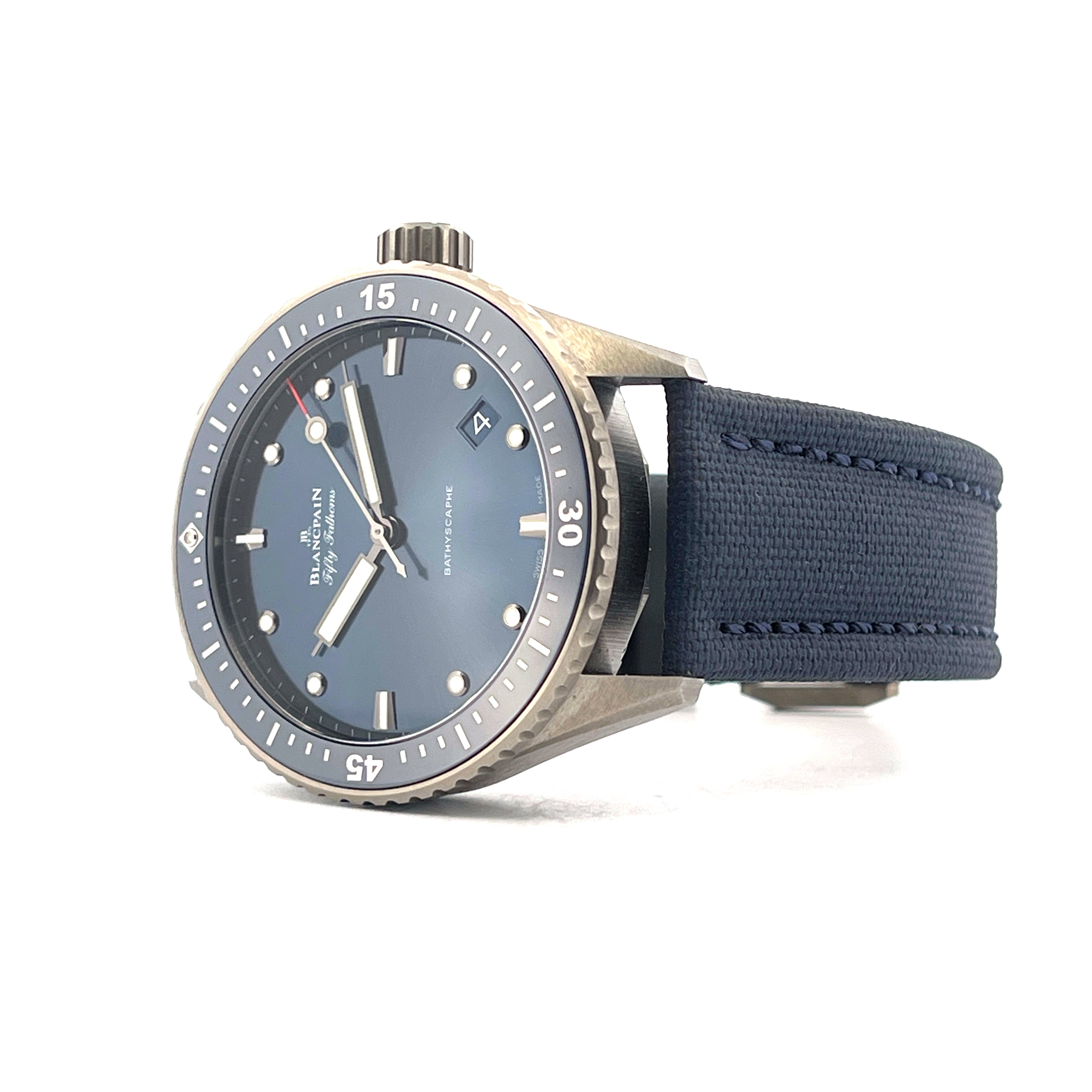 Blancpain Fifty Fathoms Bathyscaphe aus Titan mit blauem Zifferblatt und blauem Textilarmband
