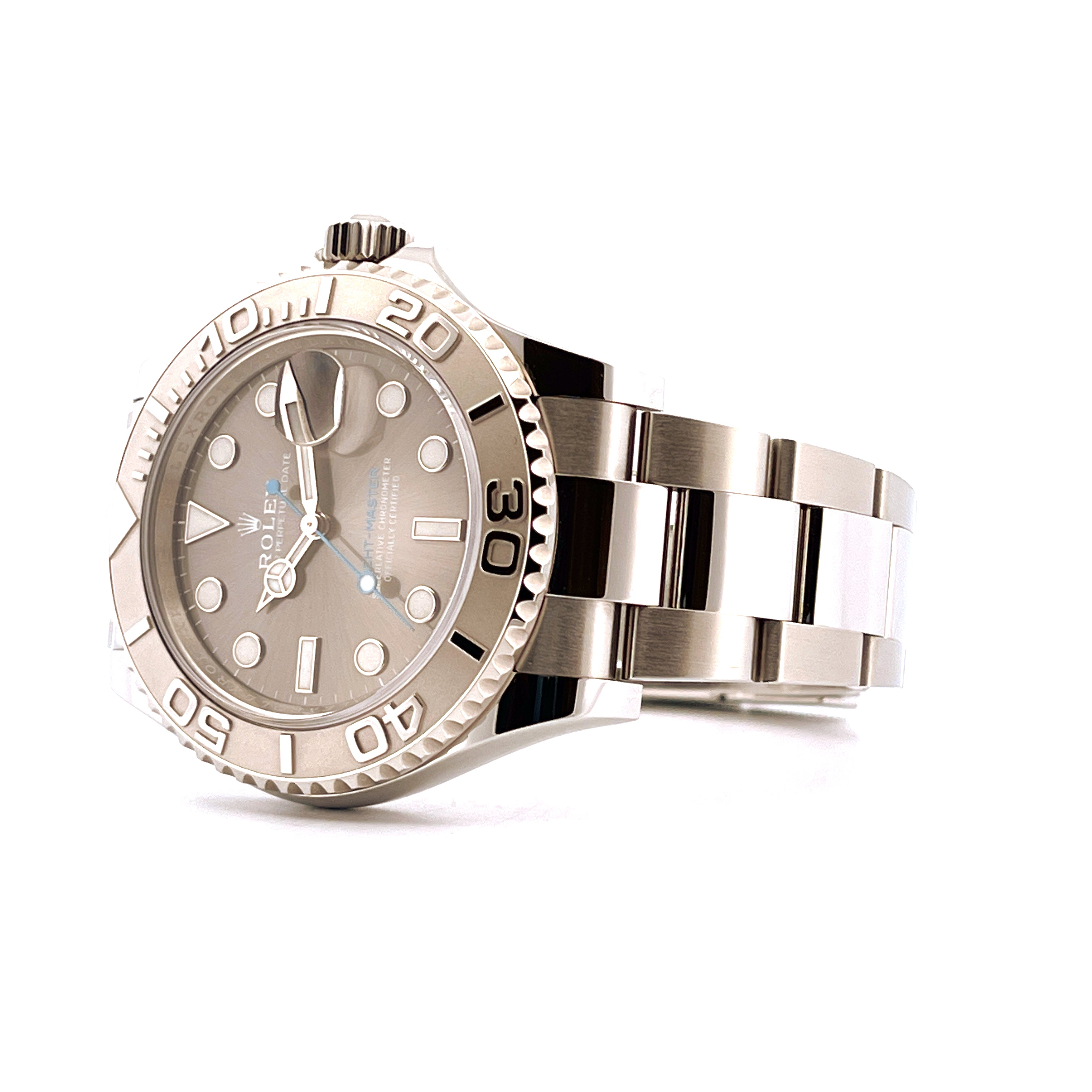 Rolex Yacht-Master 40 Rhodium mit Edelstahlgehäuse und Armband auf weißem Hintergrund