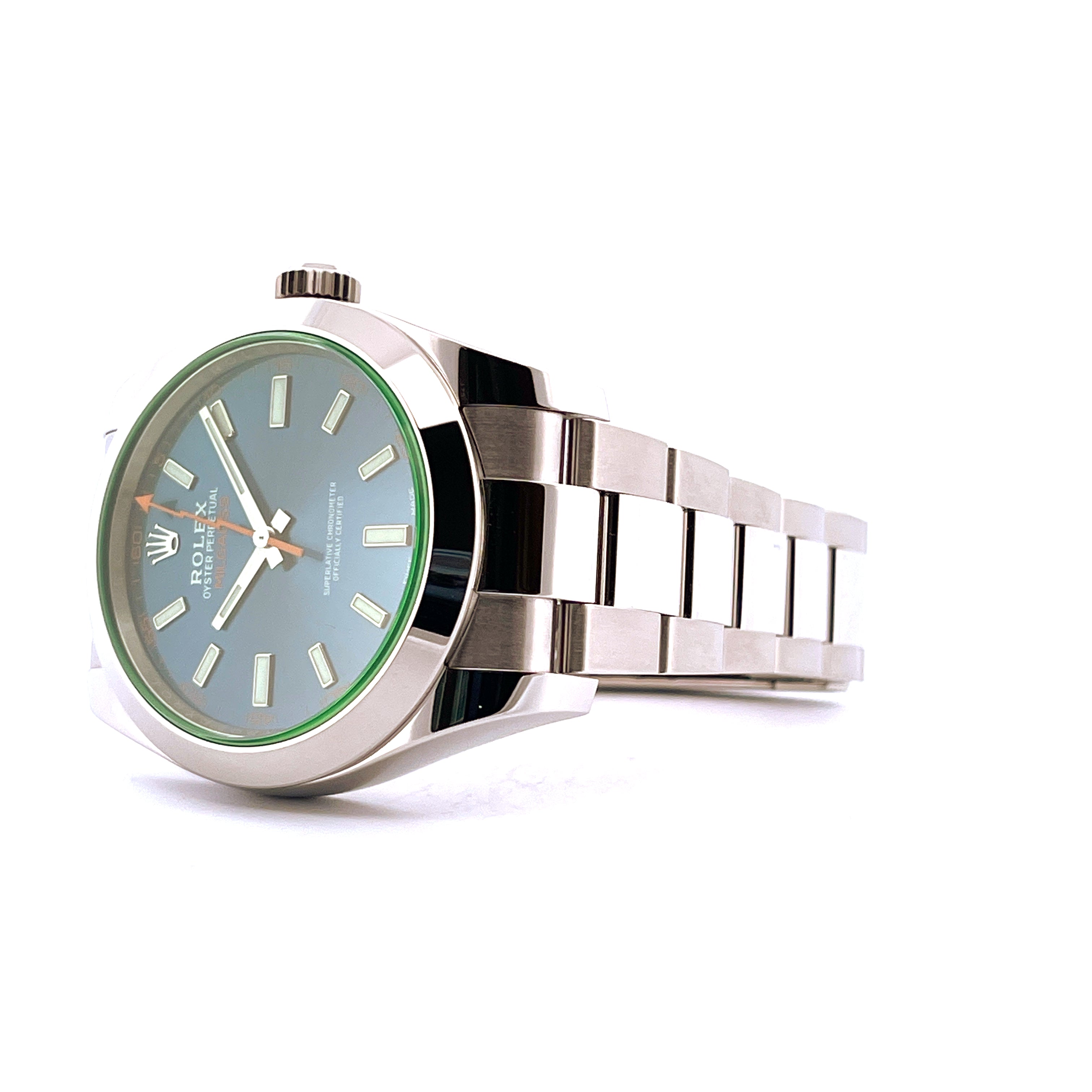 Rolex Milgauss mit blauem Zifferblatt und grünem Akzent im Seitenprofil auf weißem Hintergrund