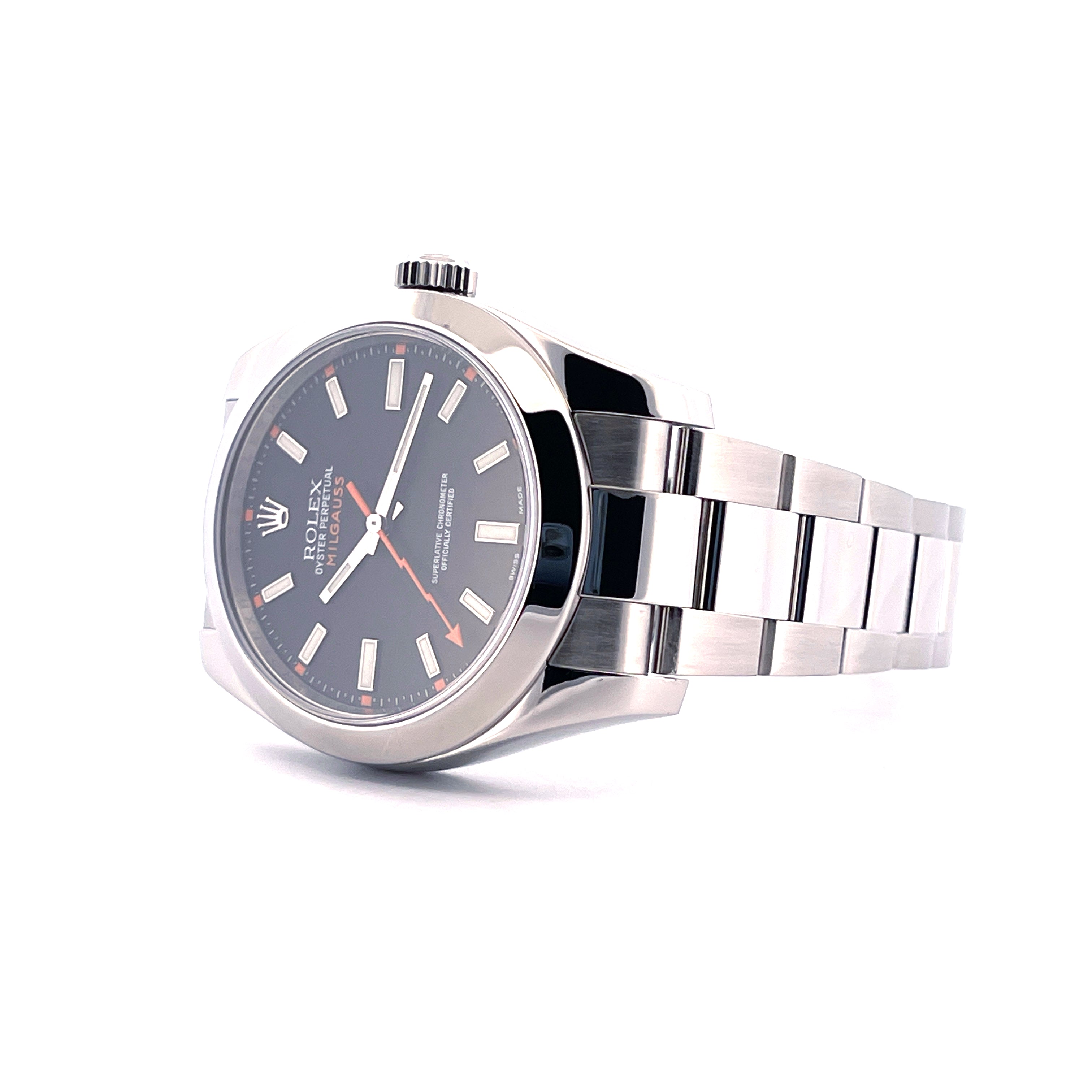 Rolex Milgauss 116400 mit schwarzem Zifferblatt und Stahlarmband, seitliche Ansicht auf weissem Hintergrund