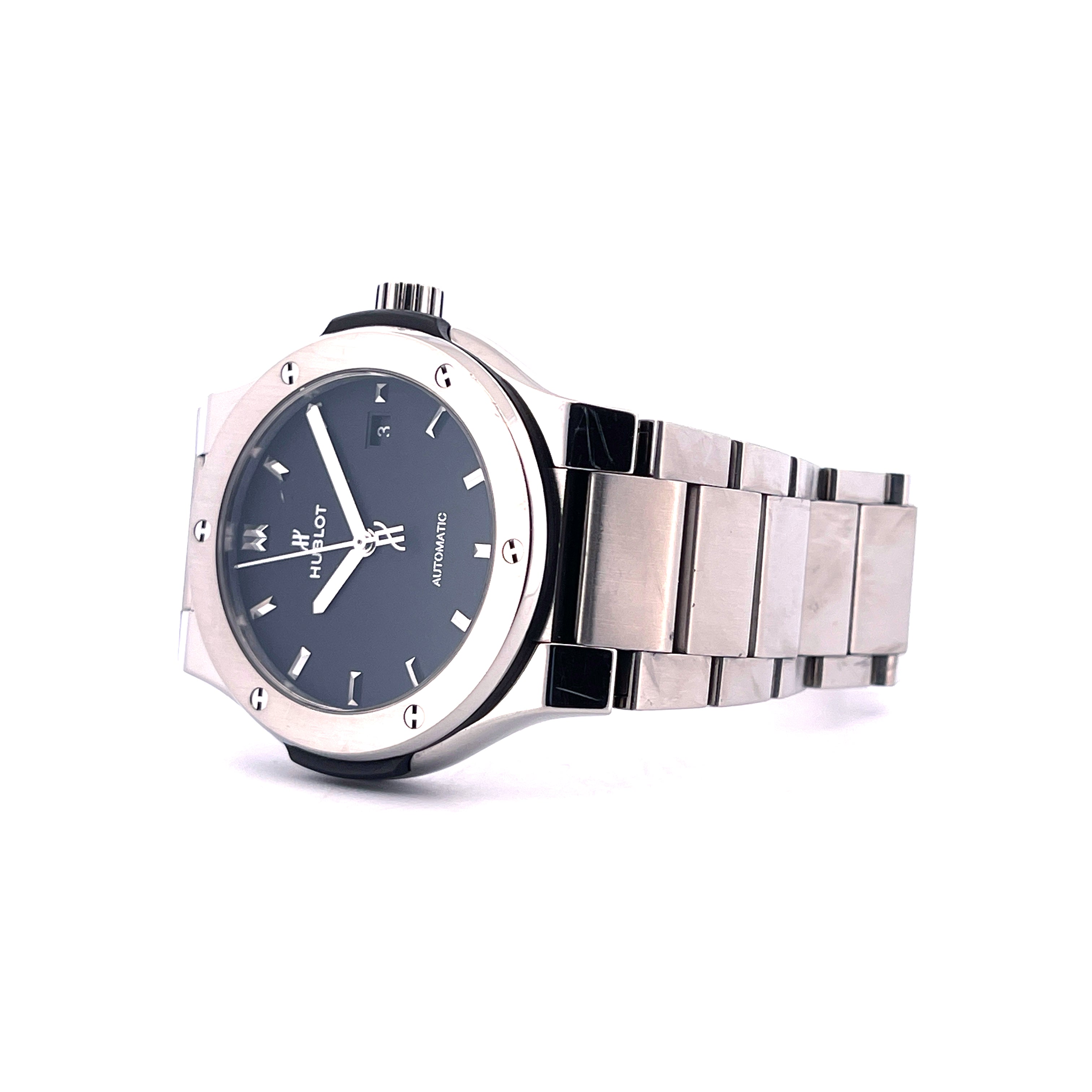 Hublot Classic Fusion Titanuhr mit dunklem Zifferblatt und Metallarmband in Seitenansicht