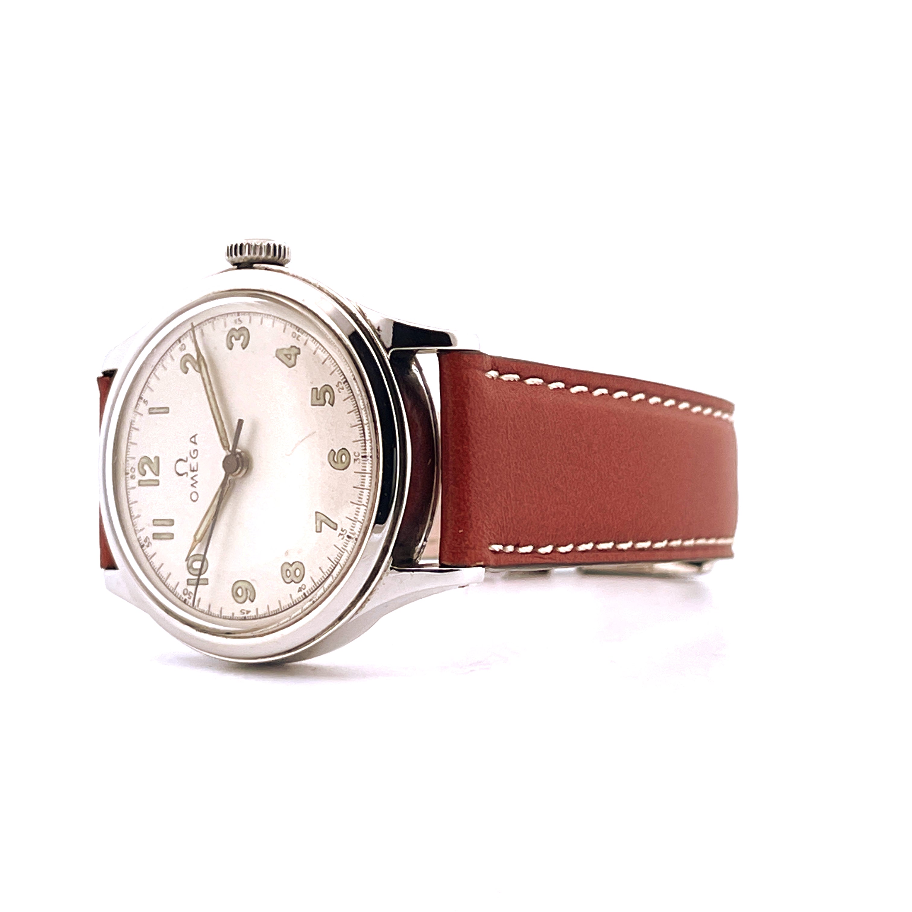 Omega Military 1944 im Seitenprofil mit braunem Lederarmband und weißem Zifferblatt vor weißem Hintergrund