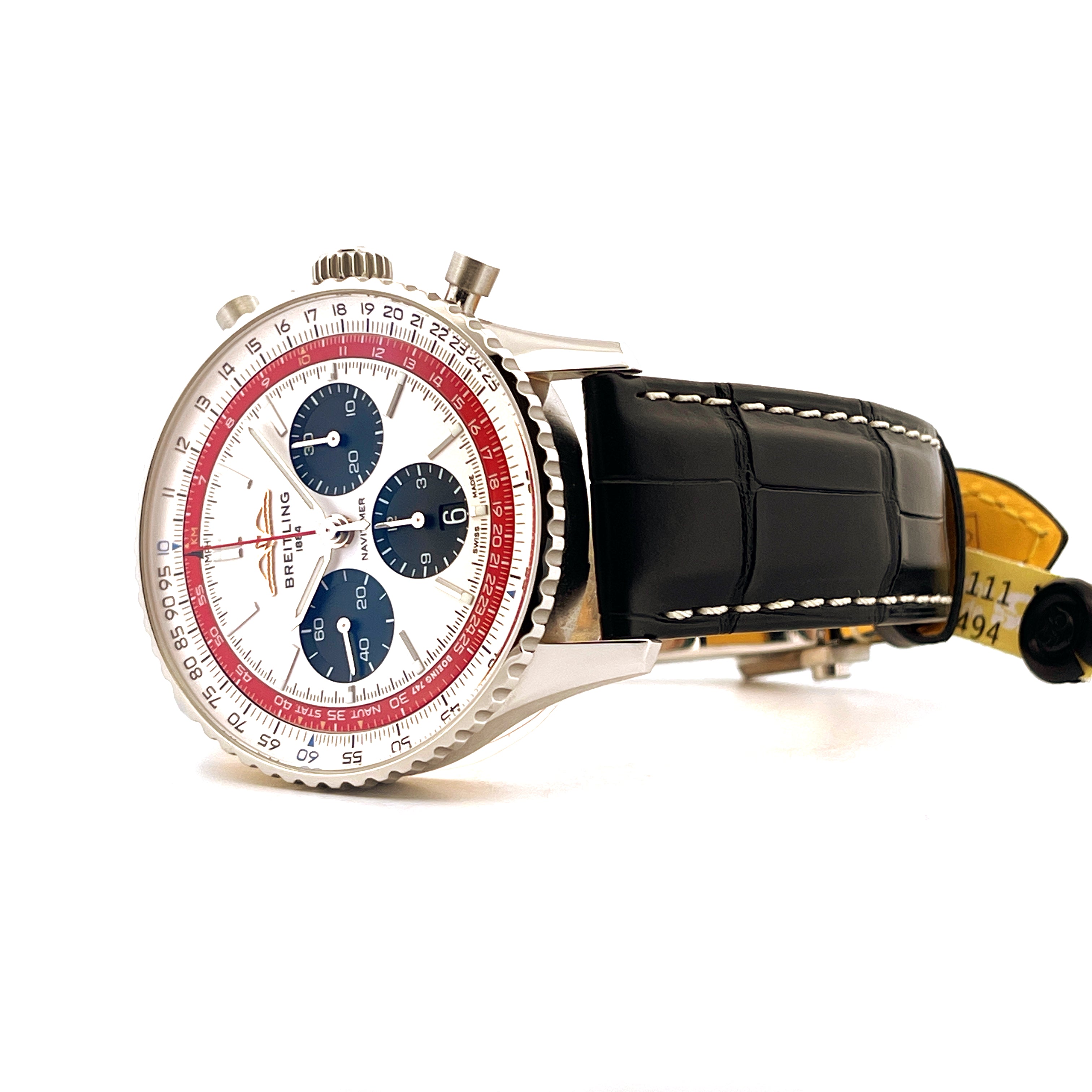 Breitling Navitimer B01 Chronograph BOEING 747 im Profil auf weißem Hintergrund mit schwarzem Lederarmband