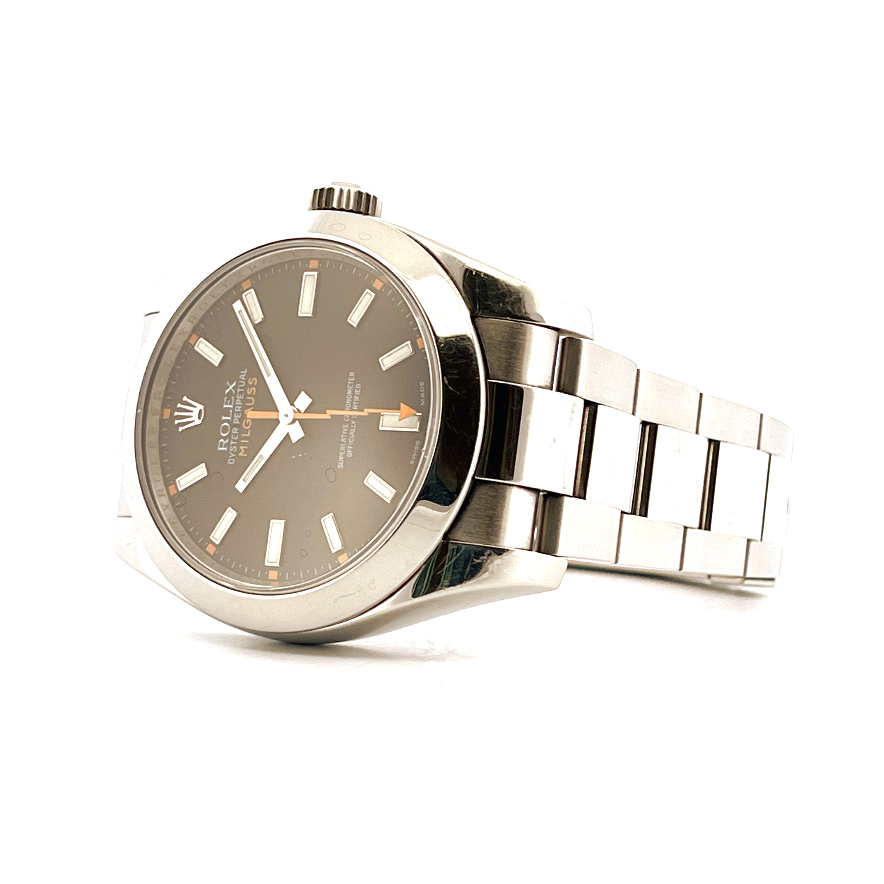 Rolex Milgauss 116400 Automatik aus Stahl mit grauem Zifferblatt und Band auf weißem Hintergrund