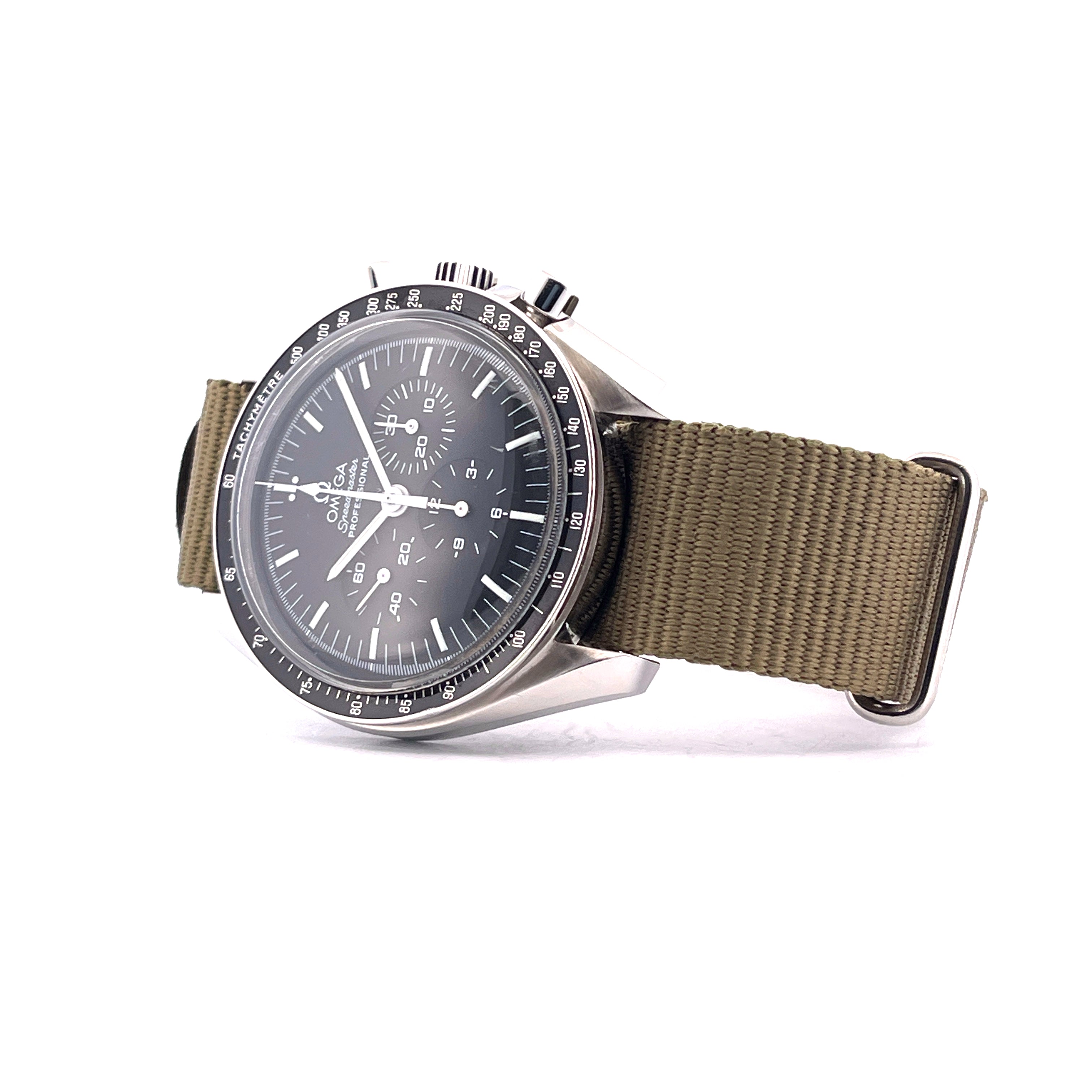 Omega Speedmaster Professional Moonwatch Hesalit mit braunem Nato-Band, aus der Nähe, auf weißem Hintergrund