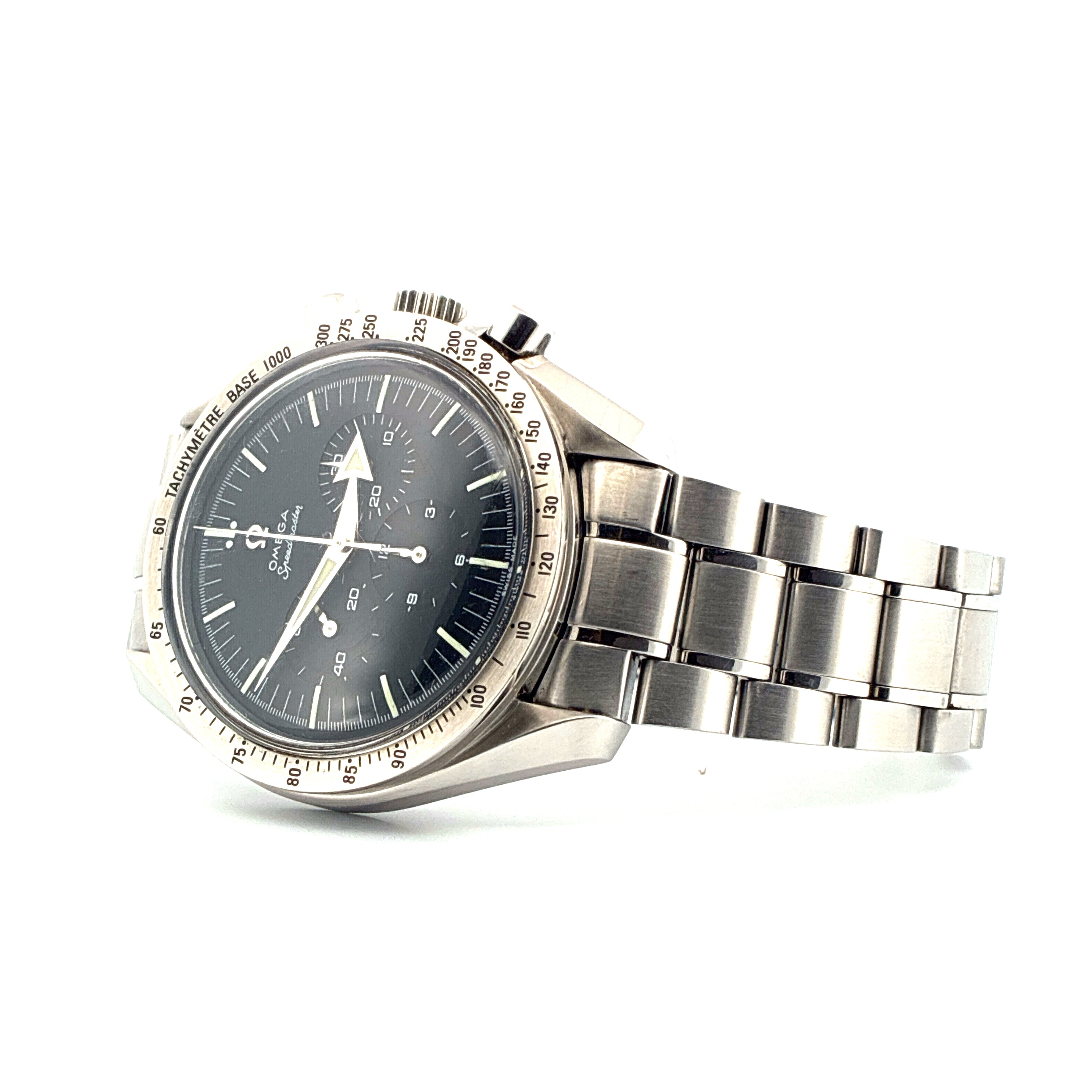 Omega Speedmaster Broad Arrow Stahl Automatik Chronograph Zifferblatt Armband auf weißem Hintergrund