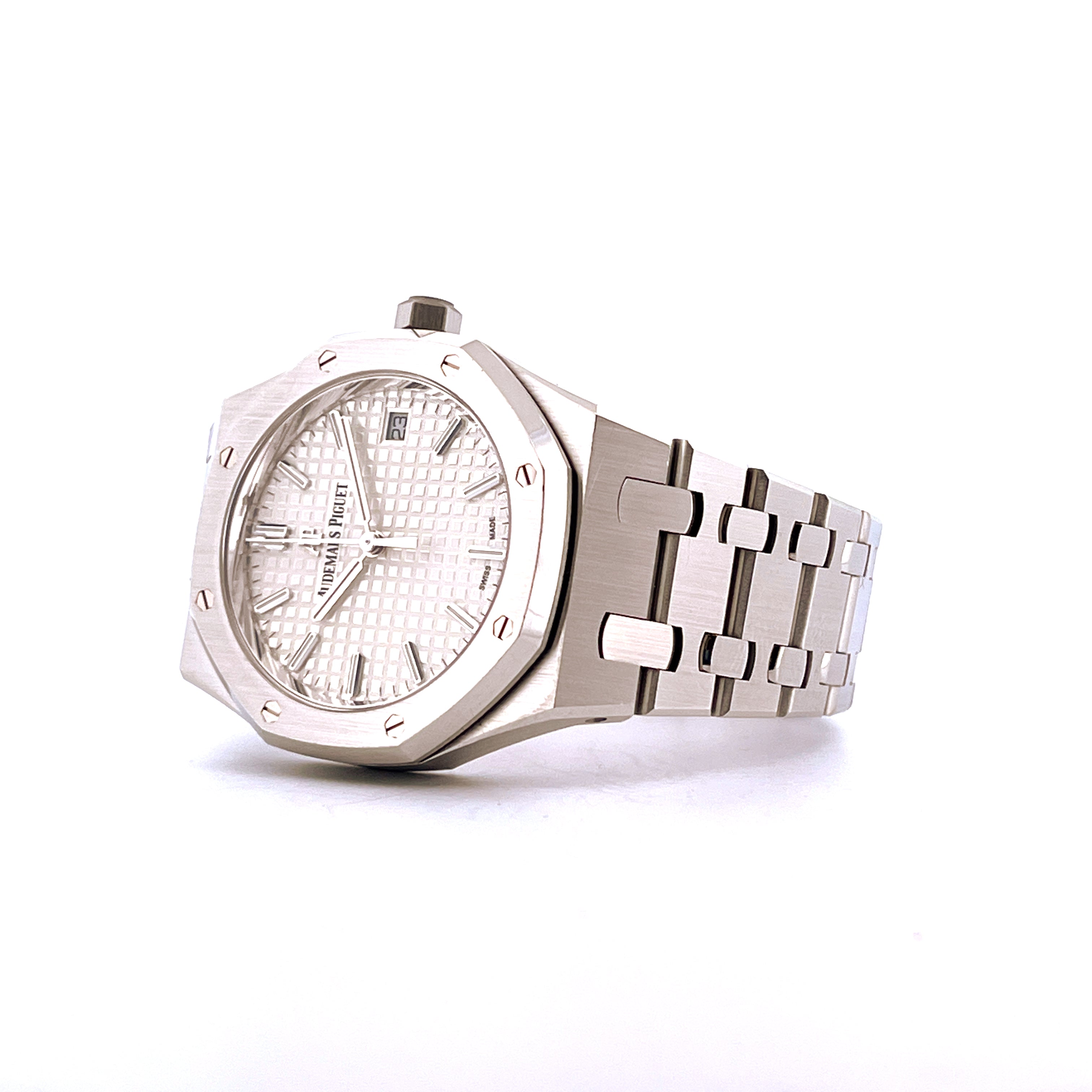 Audemars Piguet Royal Oak 34mm Edelstahl Automatik mit silbernem Zifferblatt auf weißem Hintergrund