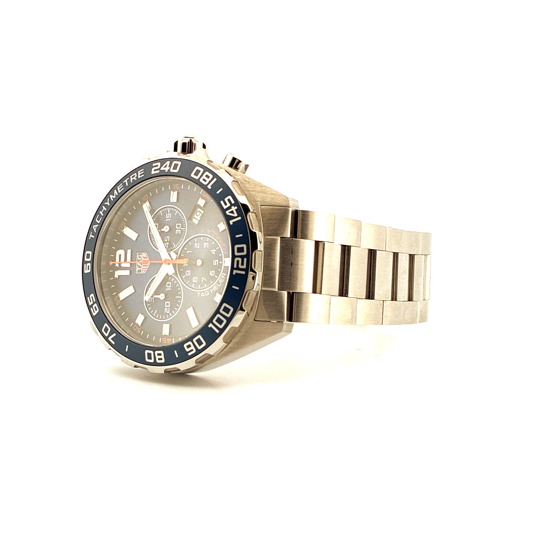 Tag Heuer Formula 1 Chronograph 43mm Stahl auf weissem Hintergrund mit blauem Akzent
