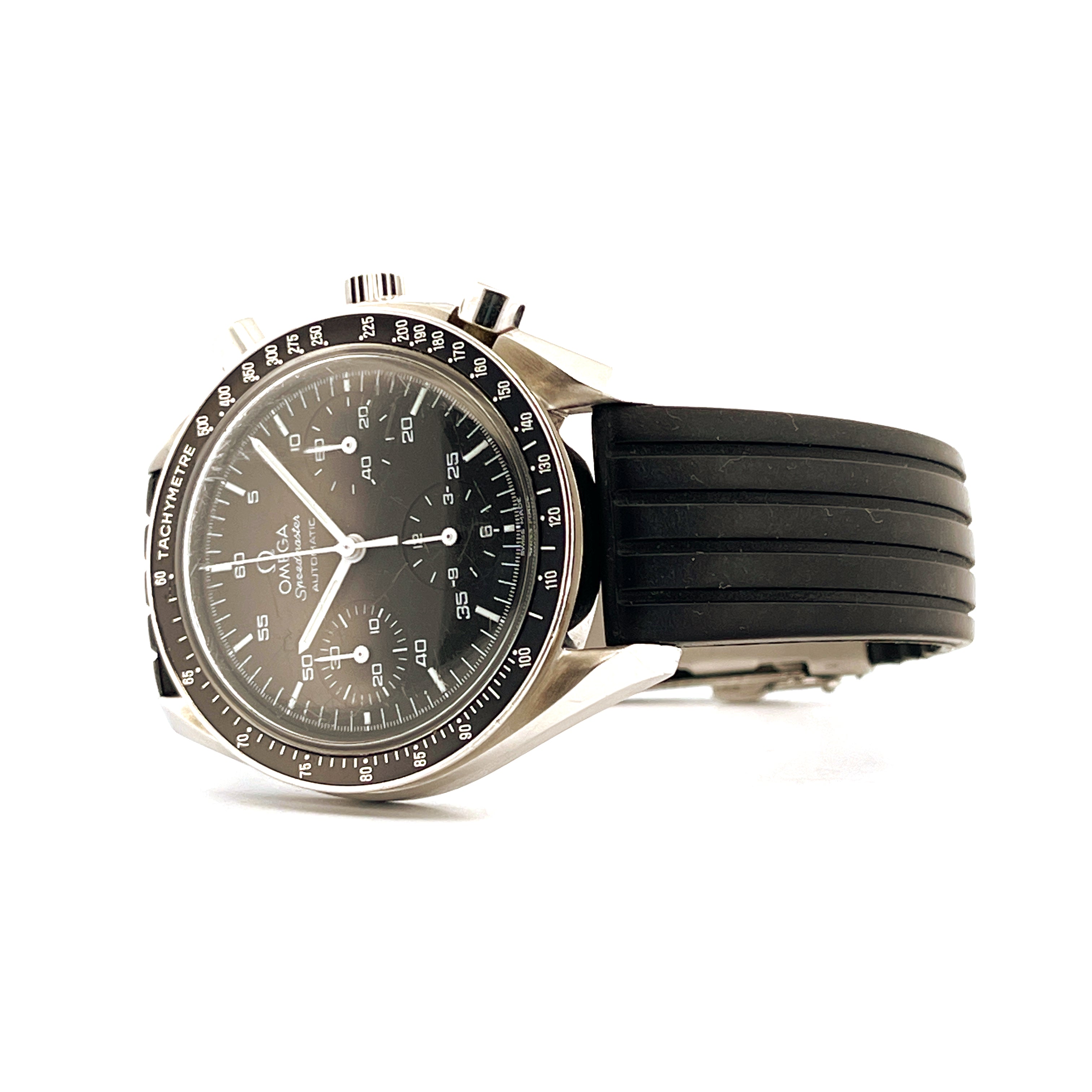 Omega Speedmaster Reduced mit schwarzem Zifferblatt und Kautschukband im Seitenprofil auf weißem Hintergrund