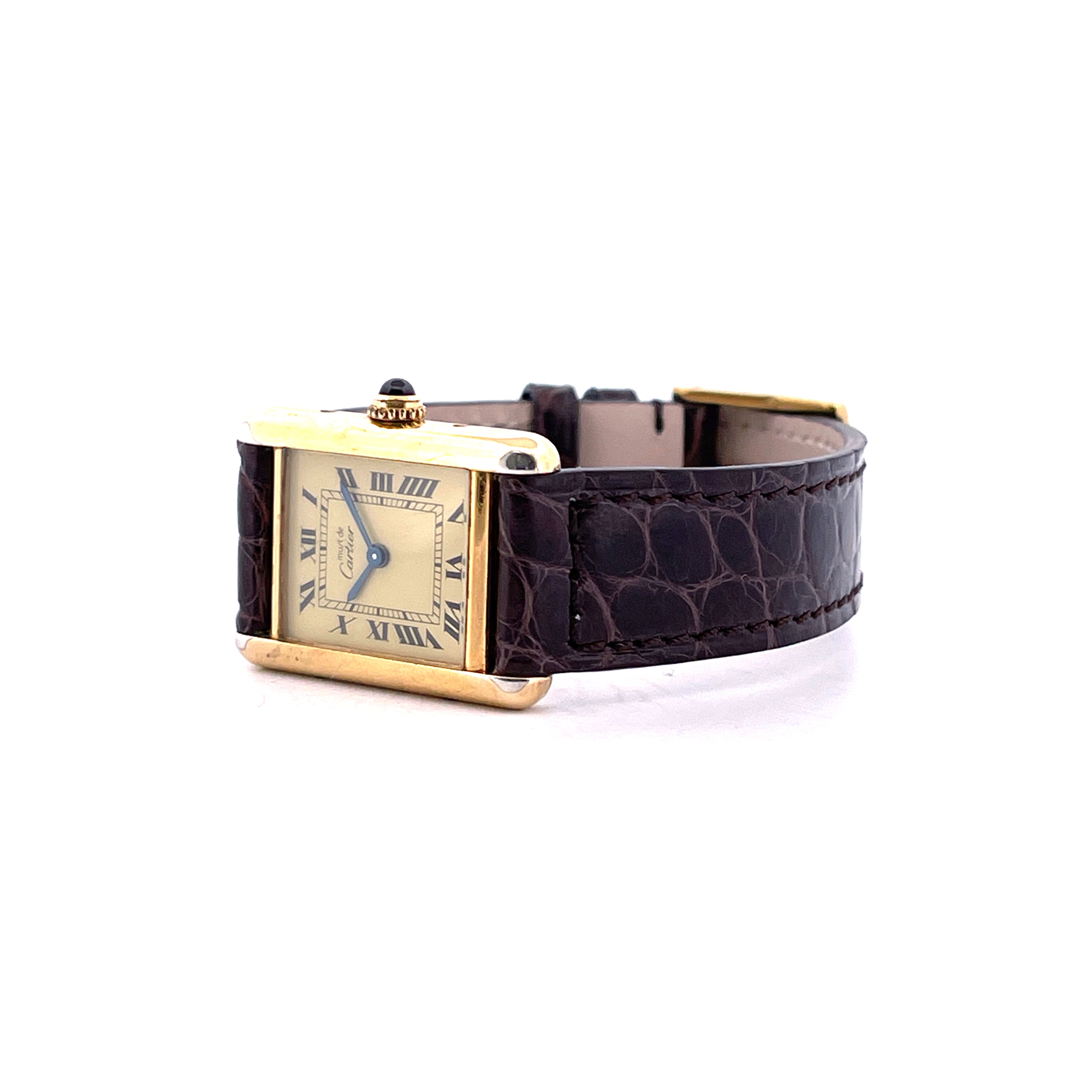 Cartier Tank Vermeil Ref. 5057001 silbervergoldet mit dunkelbraunem Kroko-Lederarmband auf weissem Hintergrund