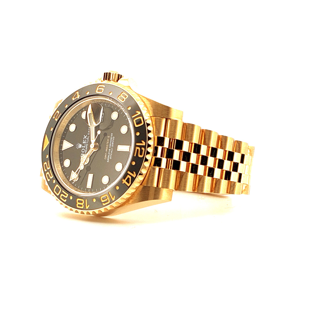 Rolex GMT-Master II 126718GRNR Gelbgold seitlich aufgenommen mit schwarzer Lünette und Goldarmband