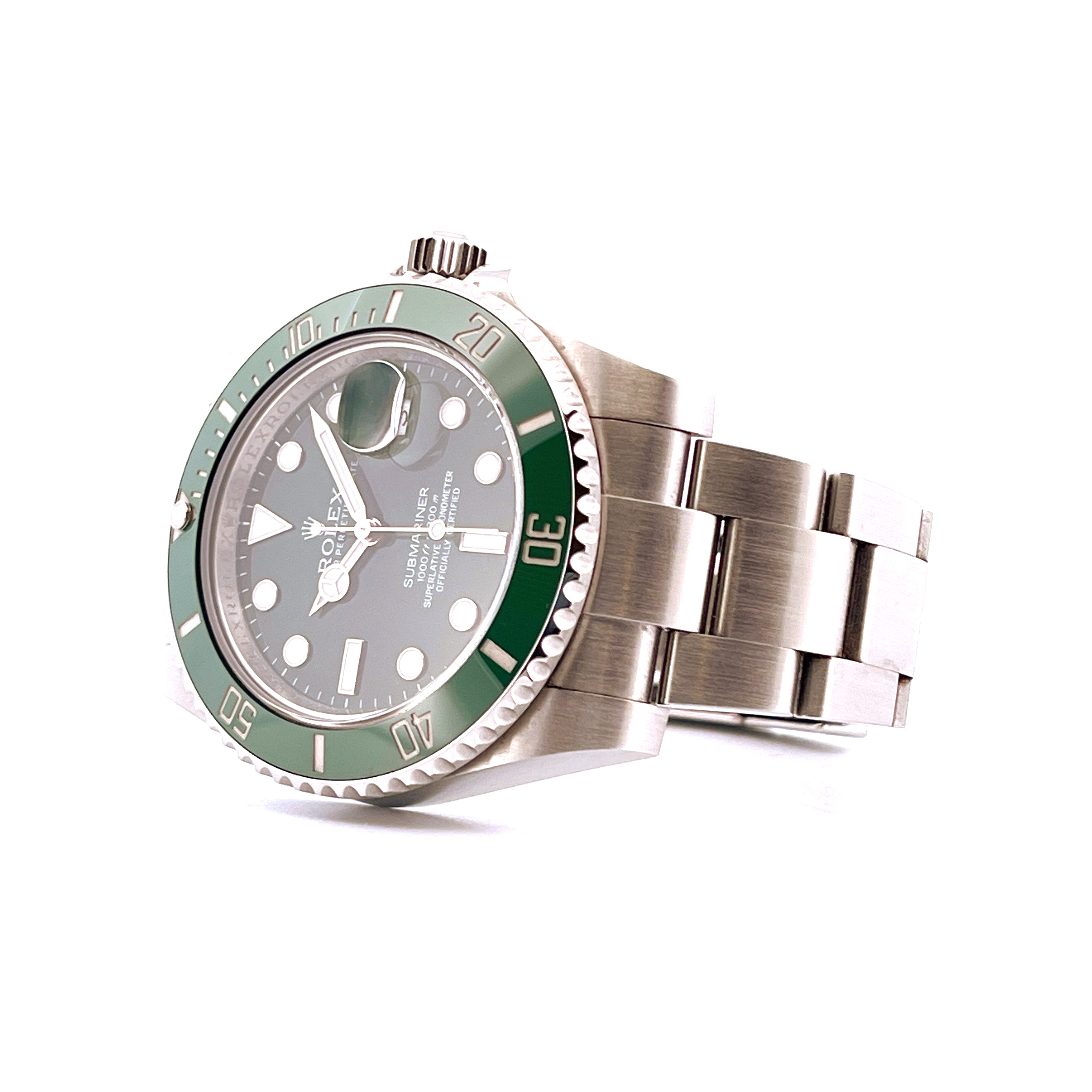 Rolex Submariner Date "Hulk" aus Stahl mit dunkelgrüner Lünette auf weißem Hintergrund