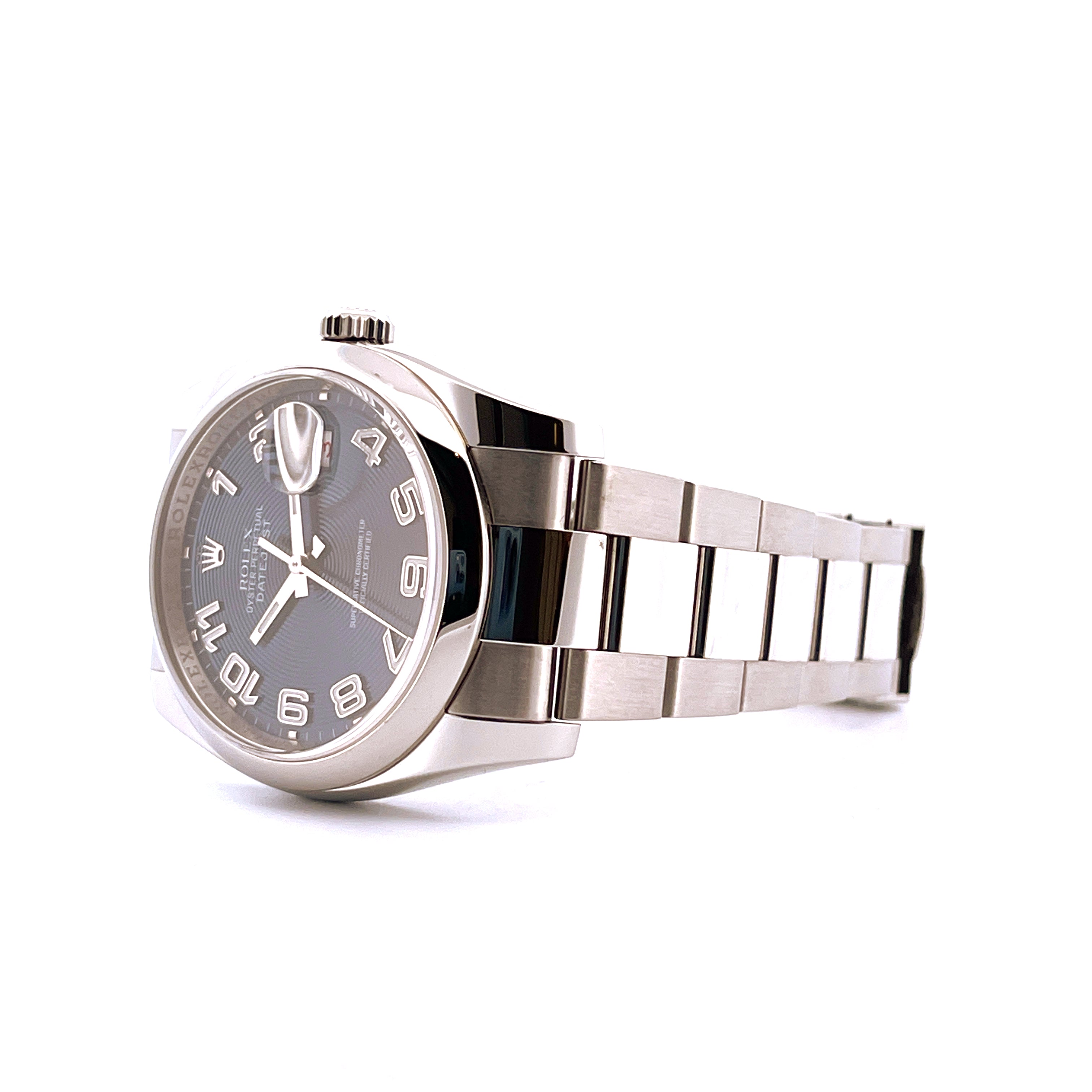 Eine Rolex Datejust 36 Concentric Blue Dial 116200 aus Stahl mit Stahlband vor weißem Hintergrund