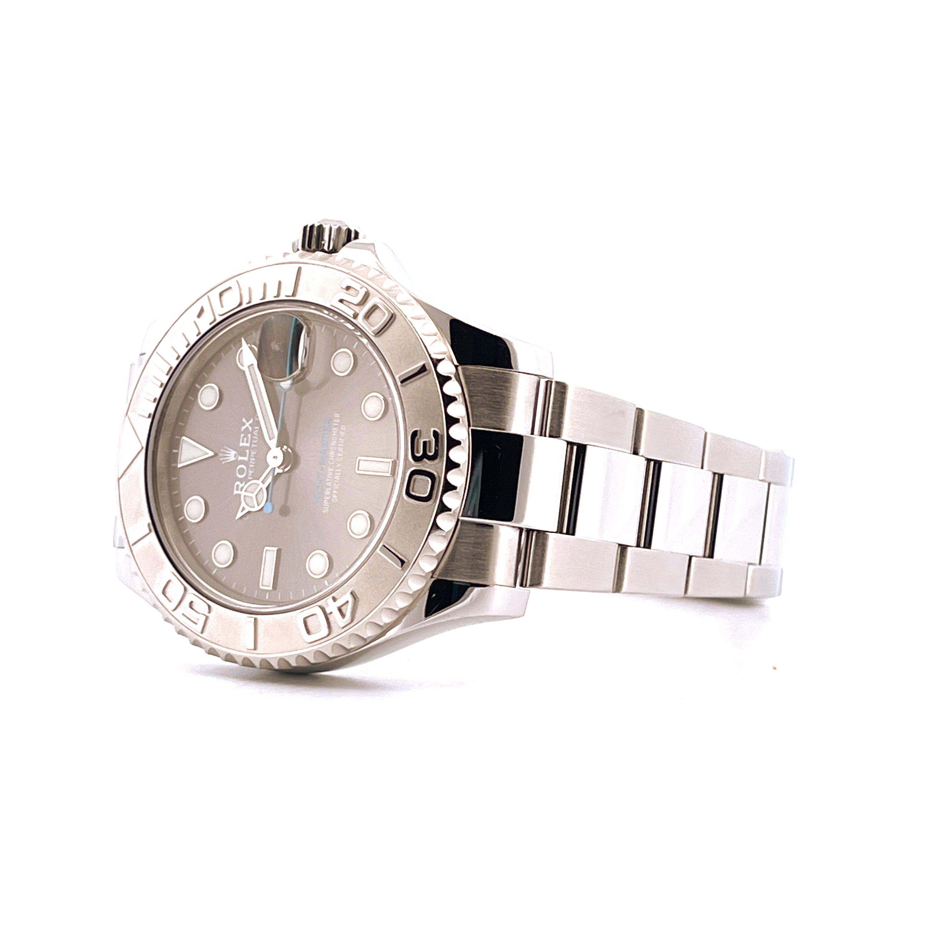 Rolex Yacht-Master 37 Rhodium aus Edelstahl mit automatischem Uhrwerk auf weißem Hintergrund