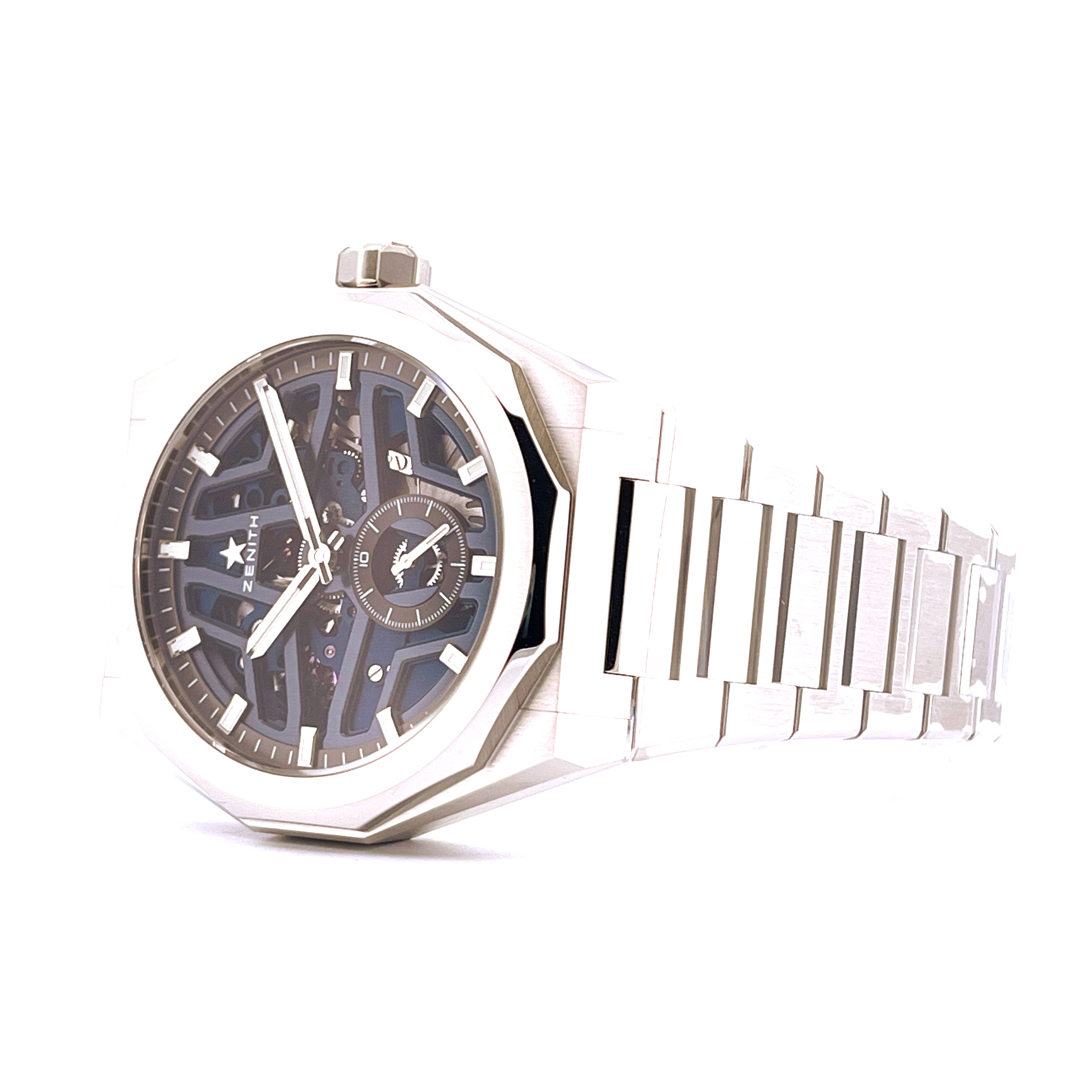 Zenith Defy Skyline Skeleton im Seitenprofil auf weißem Hintergrund Gehäuse und Armband aus Edelstahl Mechanik sichtbar