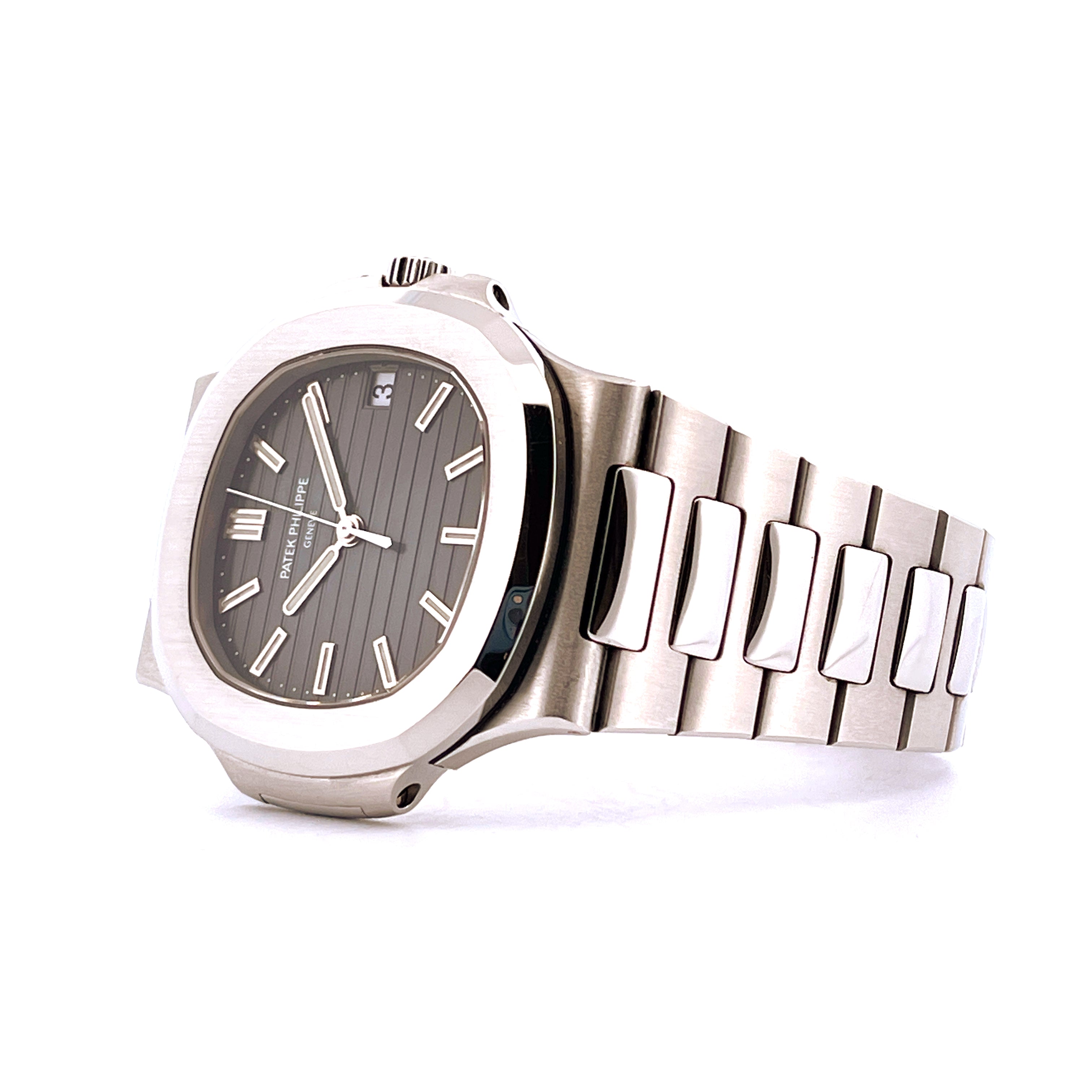 Patek Philippe Nautilus Ref 5711/1A-001 im Seitenprofil auf weißem Hintergrund