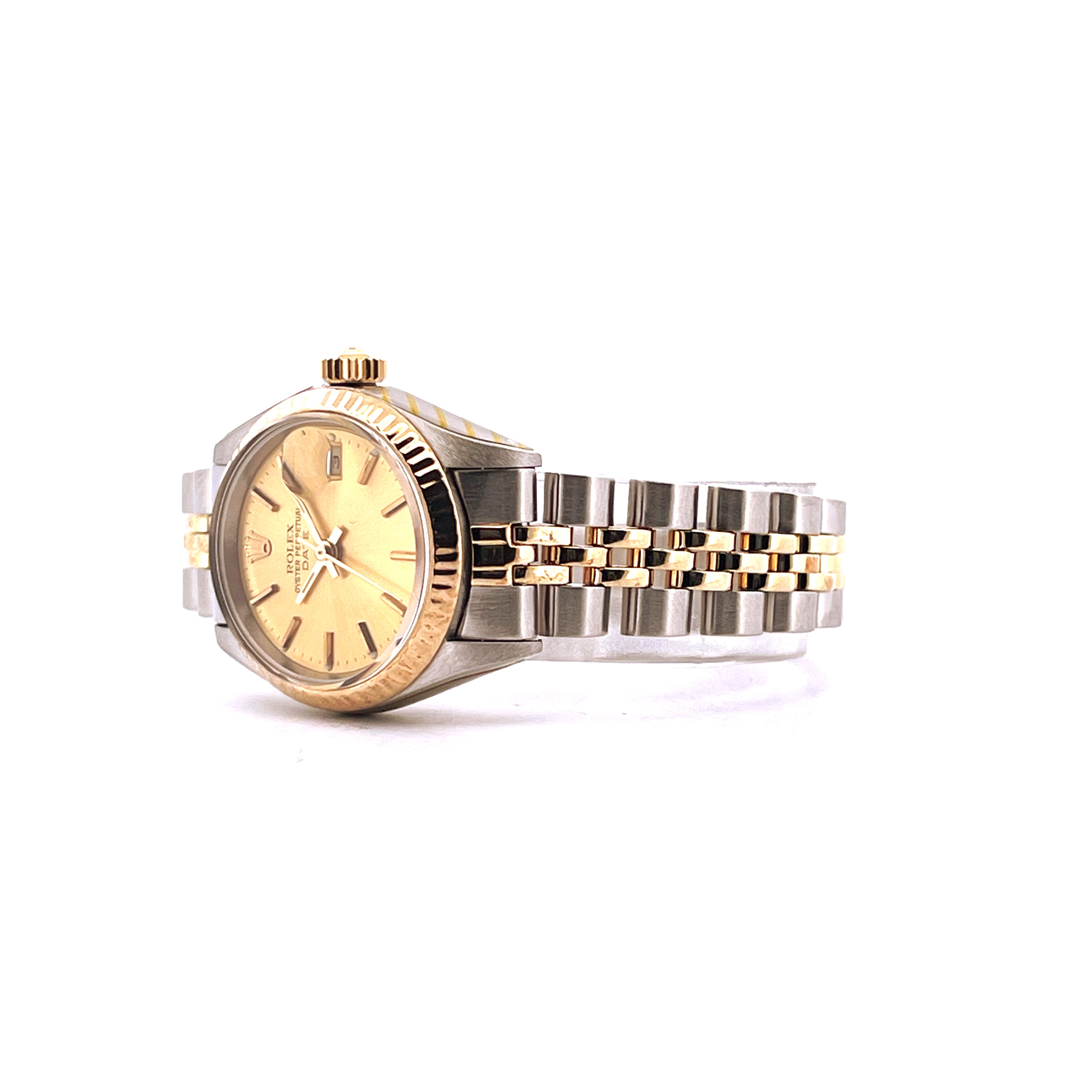 Rolex Lady-Datejust 26 mm mit goldenem Zifferblatt und bicolor-Armband im Seitenprofil auf weißem Hintergrund