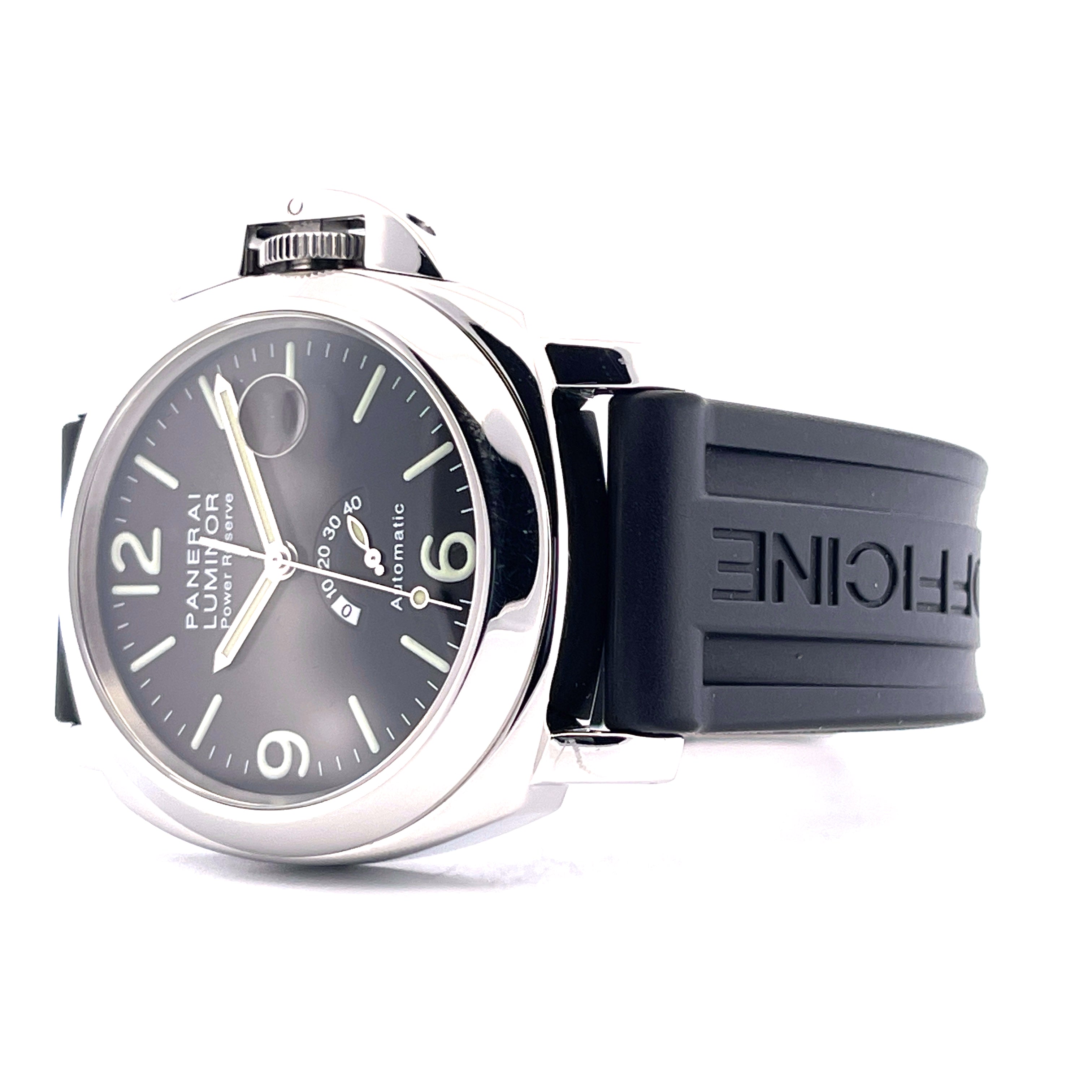 Panerai Luminor Power Reserve 44mm mit schwarzem Zifferblatt und Kautschukband im Detail auf weissem Hintergrund