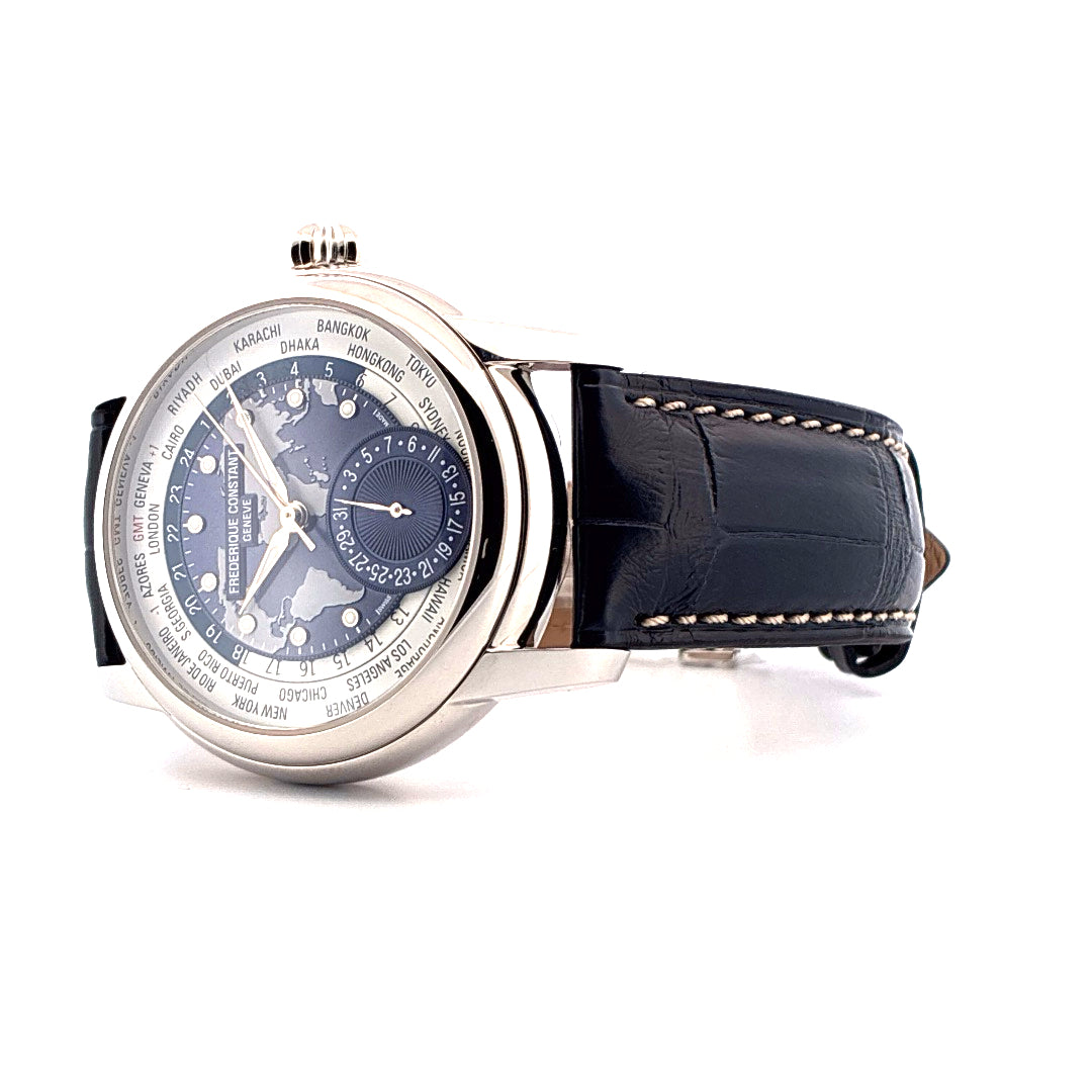 Frederique Constant Classic Manufacture Worldtimer aus Edelstahl mit blauem Zifferblatt und schwarzem Lederarmband im Detail