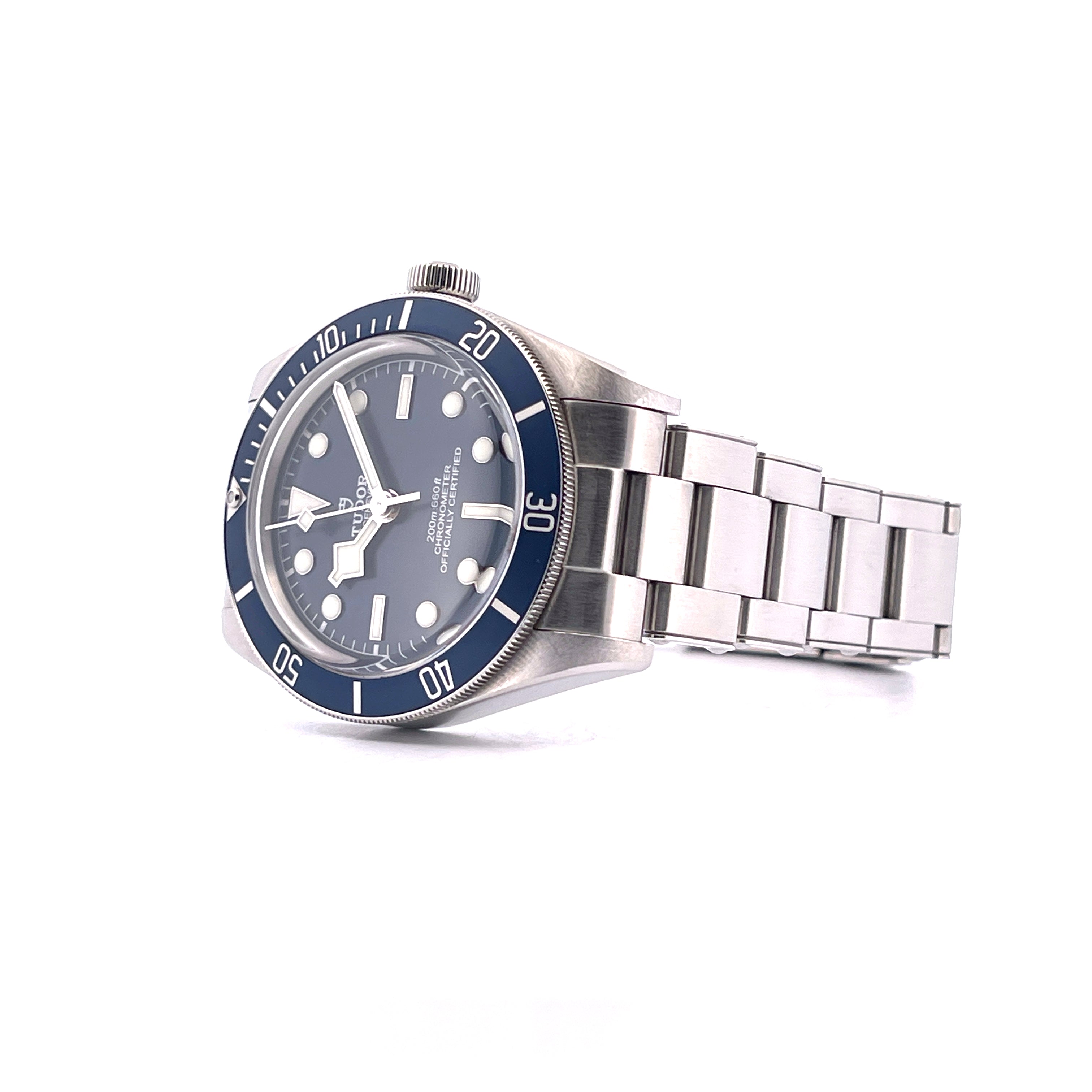 Tudor Black Bay Fifty-Eight Blue mit Stahlarmband und blauem Zifferblatt im Profil auf weißem Hintergrund