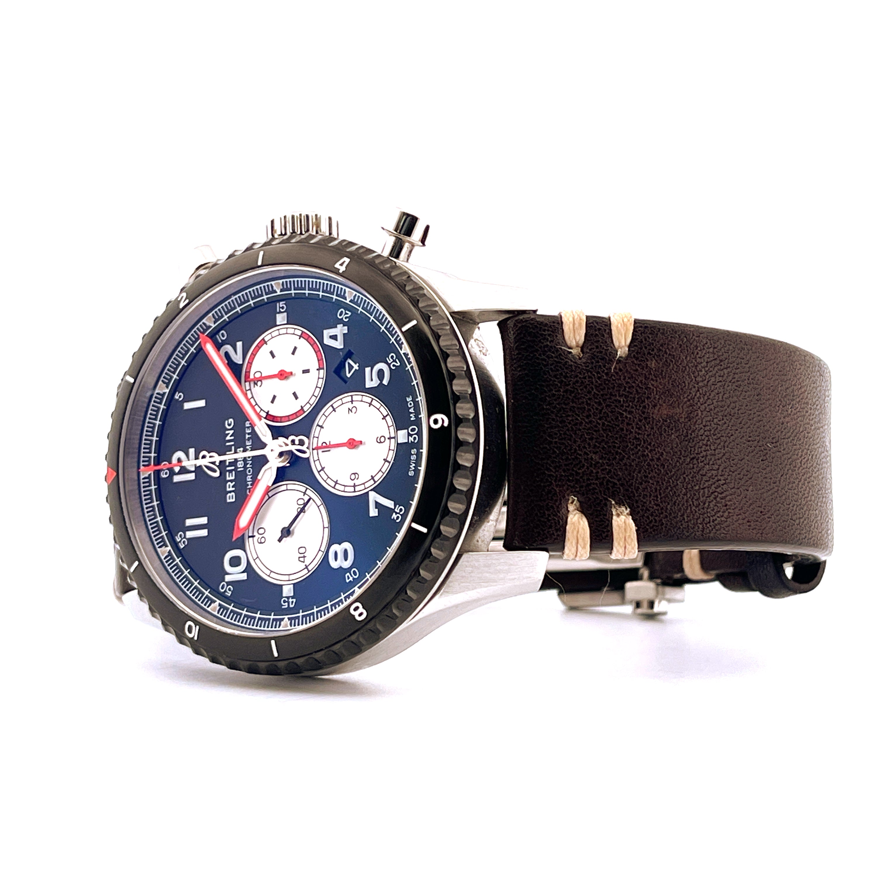 Breitling Aviator 8 B01 Chronograph 43 im Seitenprofil auf weißem Hintergrund