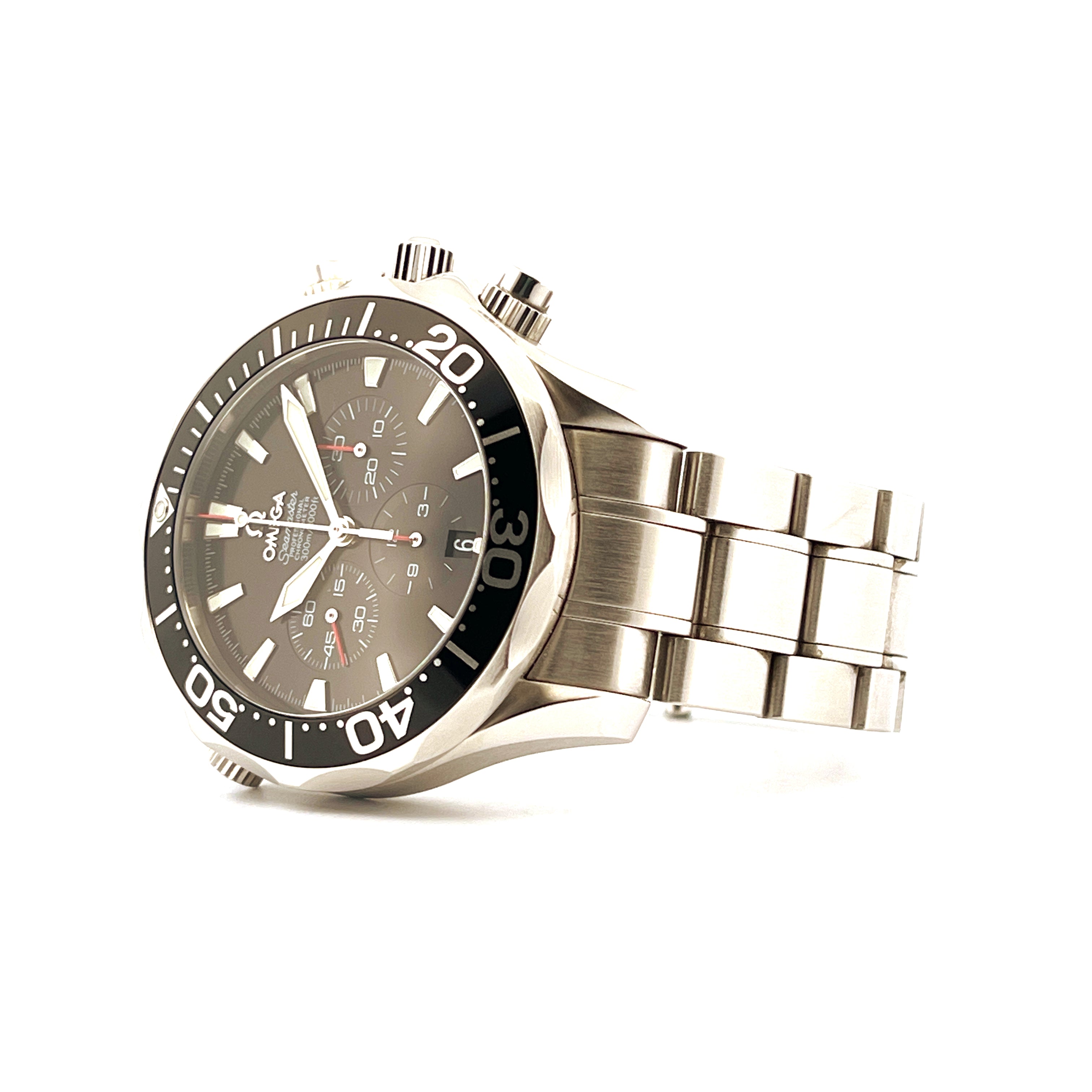 Omega Seamaster Chrono 41,5 Stahl Automatik mit grauem Zifferblatt und Stahlband aus der Nähe aufgenommen