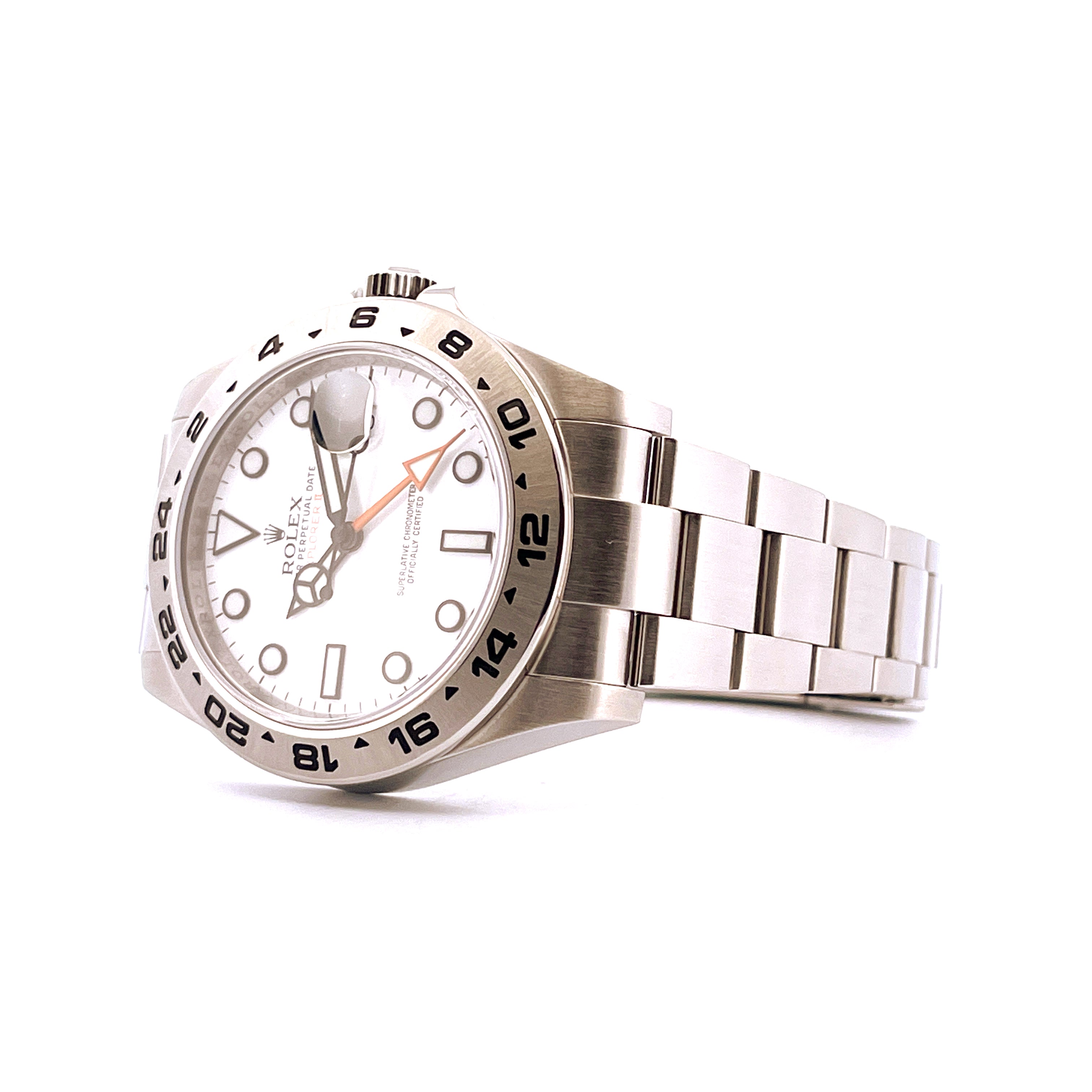 Rolex Explorer II Polar Dial aus Stahl mit schwarzer 24-Stunden-Lünette und orangem GMT-Zeiger auf weißem Hintergrund