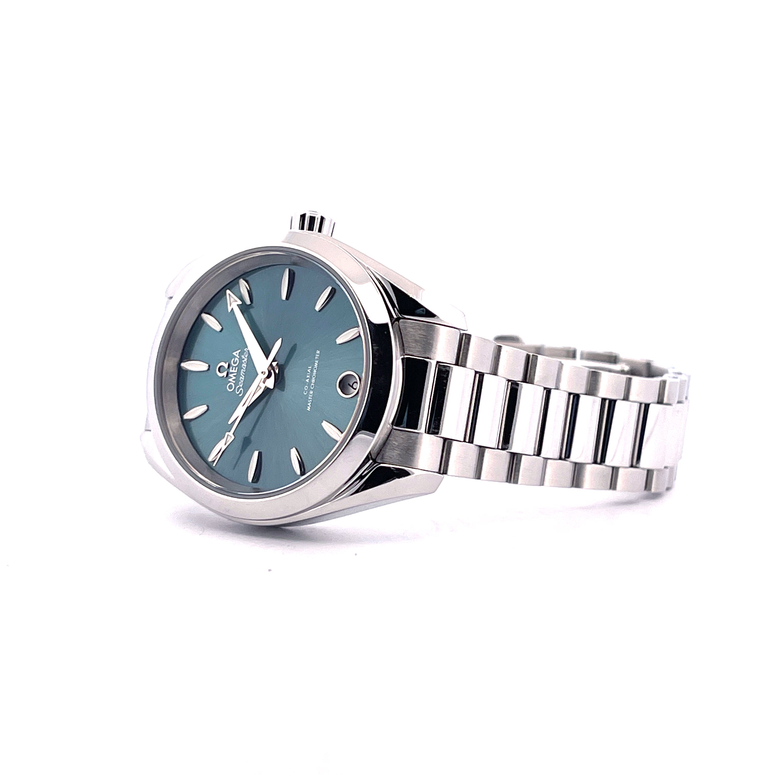 Omega Seamaster Aqua Terra 34 mm in Petrol mit Stahlband, seitliche Ansicht auf weißem Hintergrund