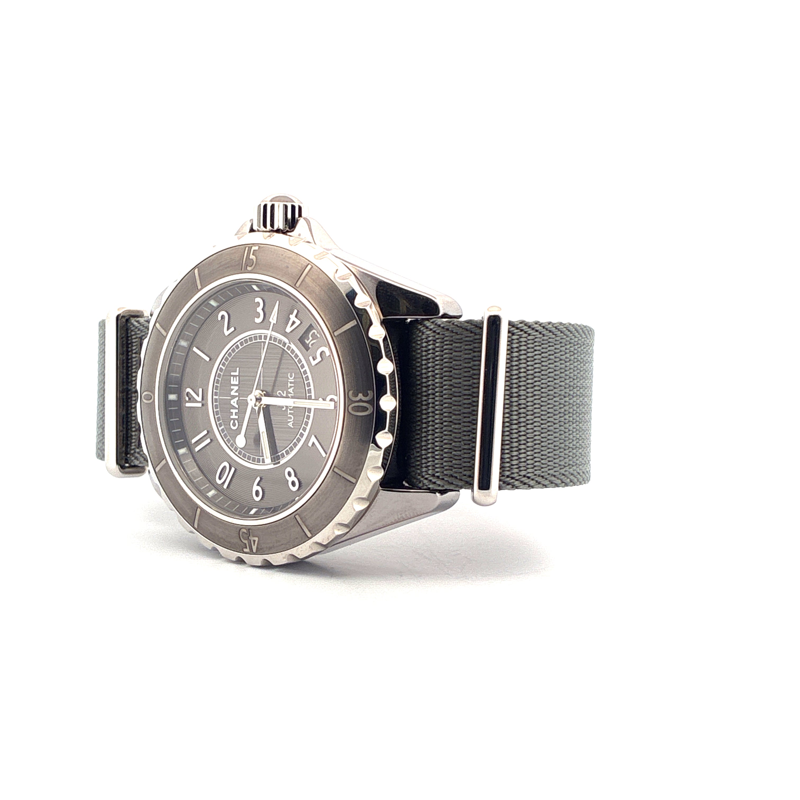 Chanel J12-g10 Keramikuhr mit grauem Textilarmband von der Seite aufgenommen