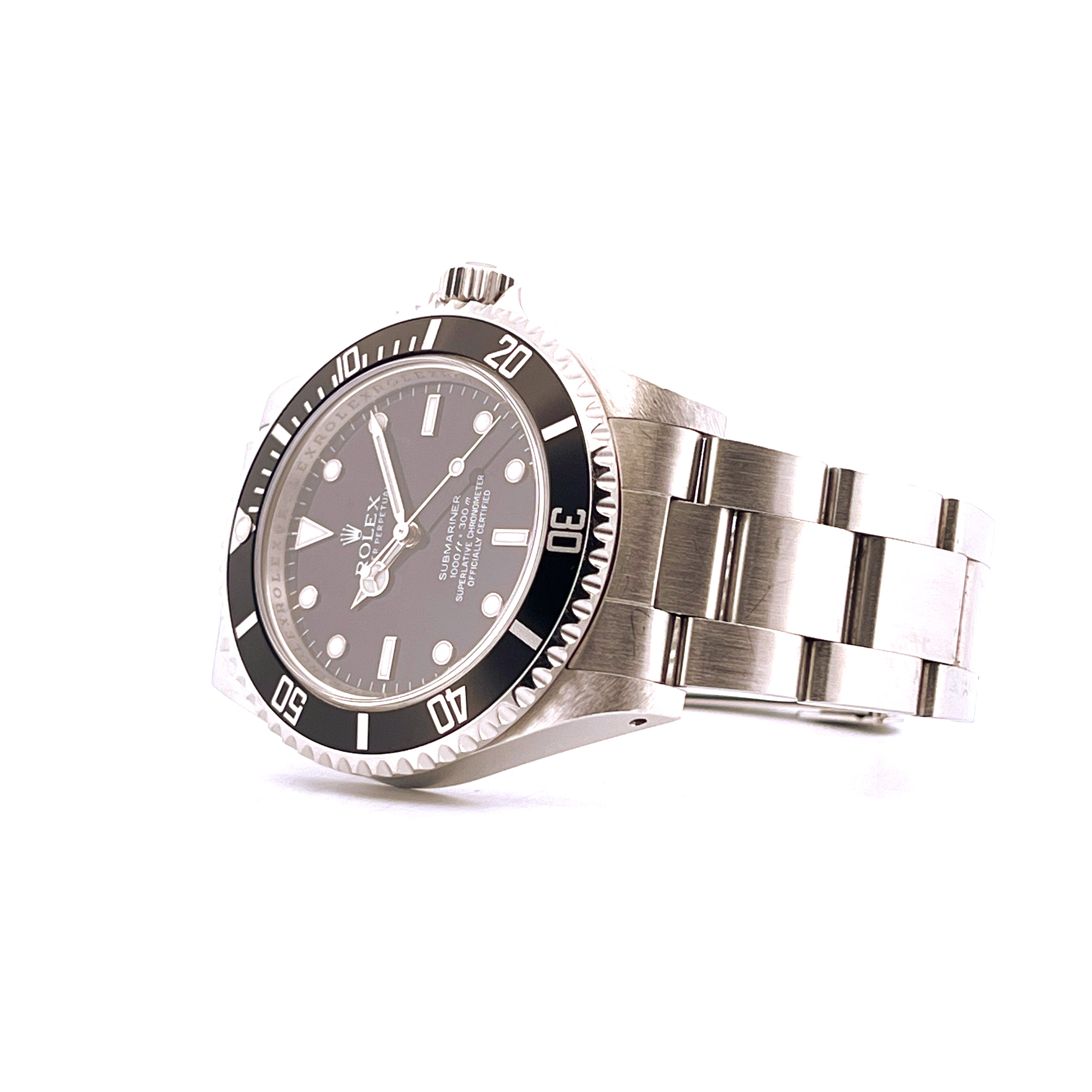 Eine Rolex Submariner 14060M No Date aus Stahl mit schwarzer Lünette im Halbprofil auf weißem Hintergrund