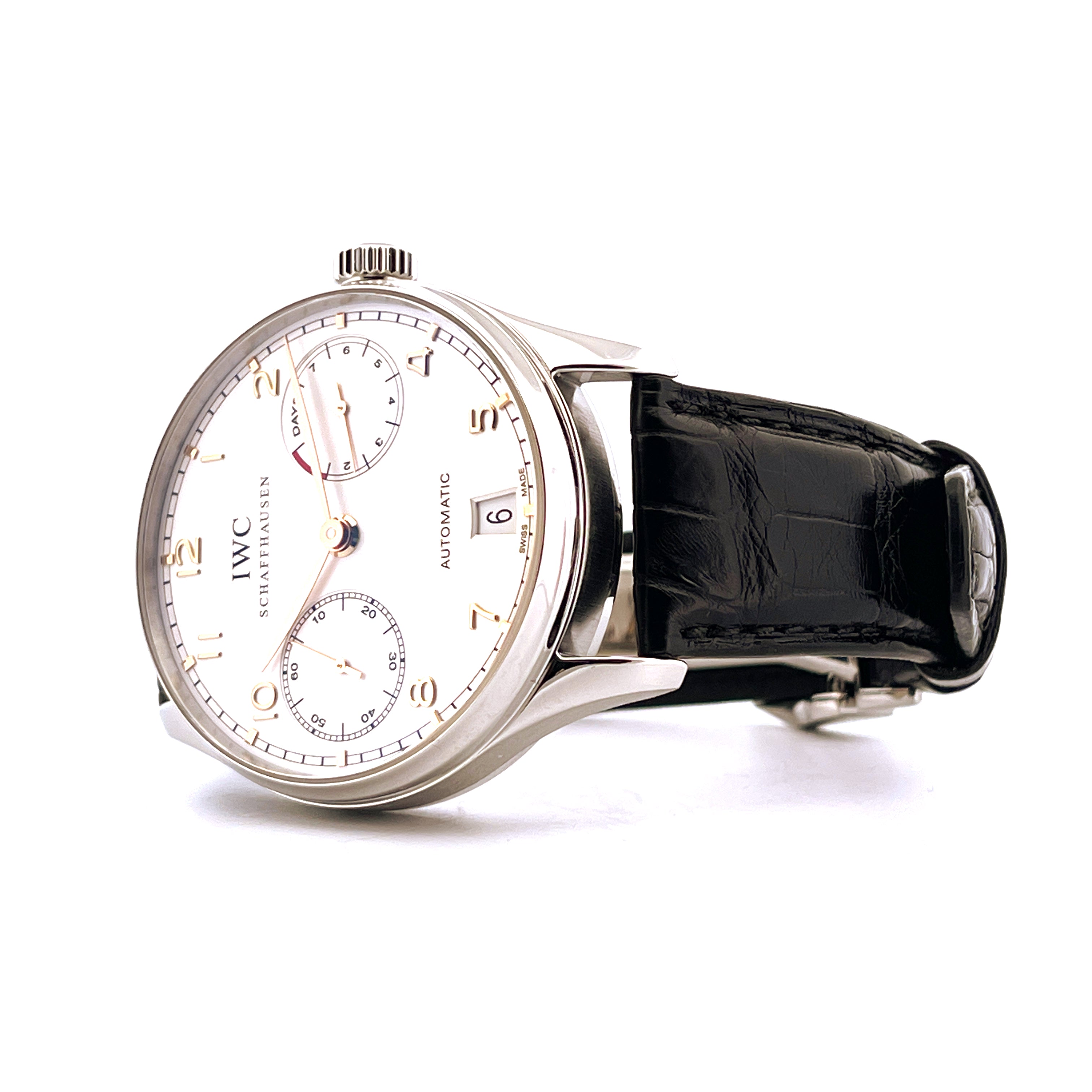 IWC Portuguese Automatic 7 Tage im Detail mit schwarzem Lederarmband auf weißem Hintergrund
