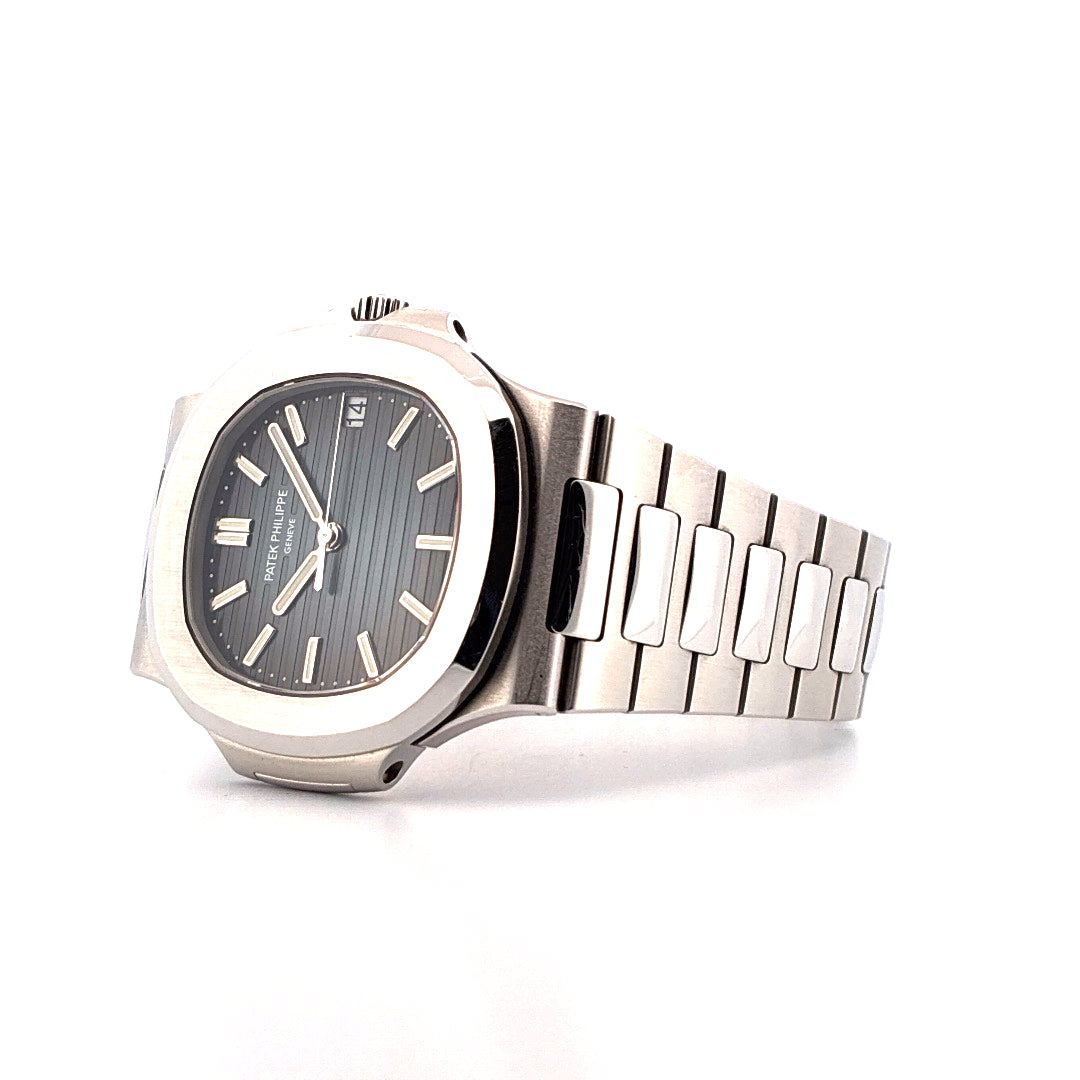 Patek Philippe Nautilus Caliber 26-330 SC (rare) im Edelstahlgehäuse mit grauem Zifferblatt und Armband auf weißem Hinterg…