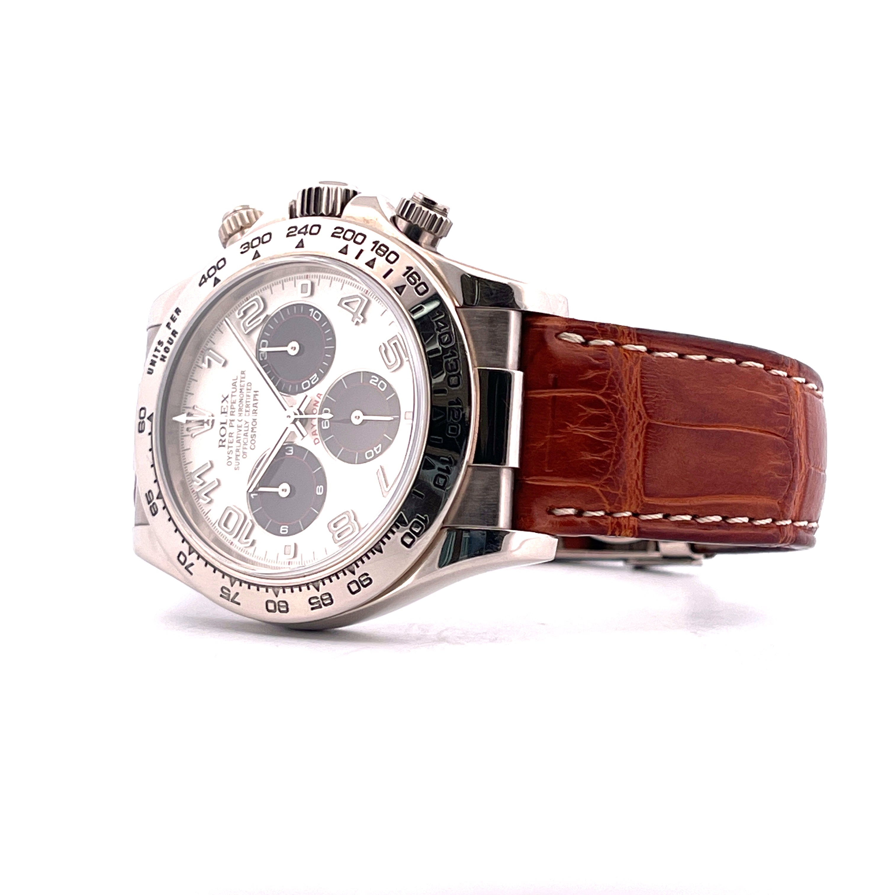 Rolex Daytona Panda Racing Dial aus Weißgold von 2002 mit braunem Lederarmband im Seitenprofil auf weißem Hintergrund
